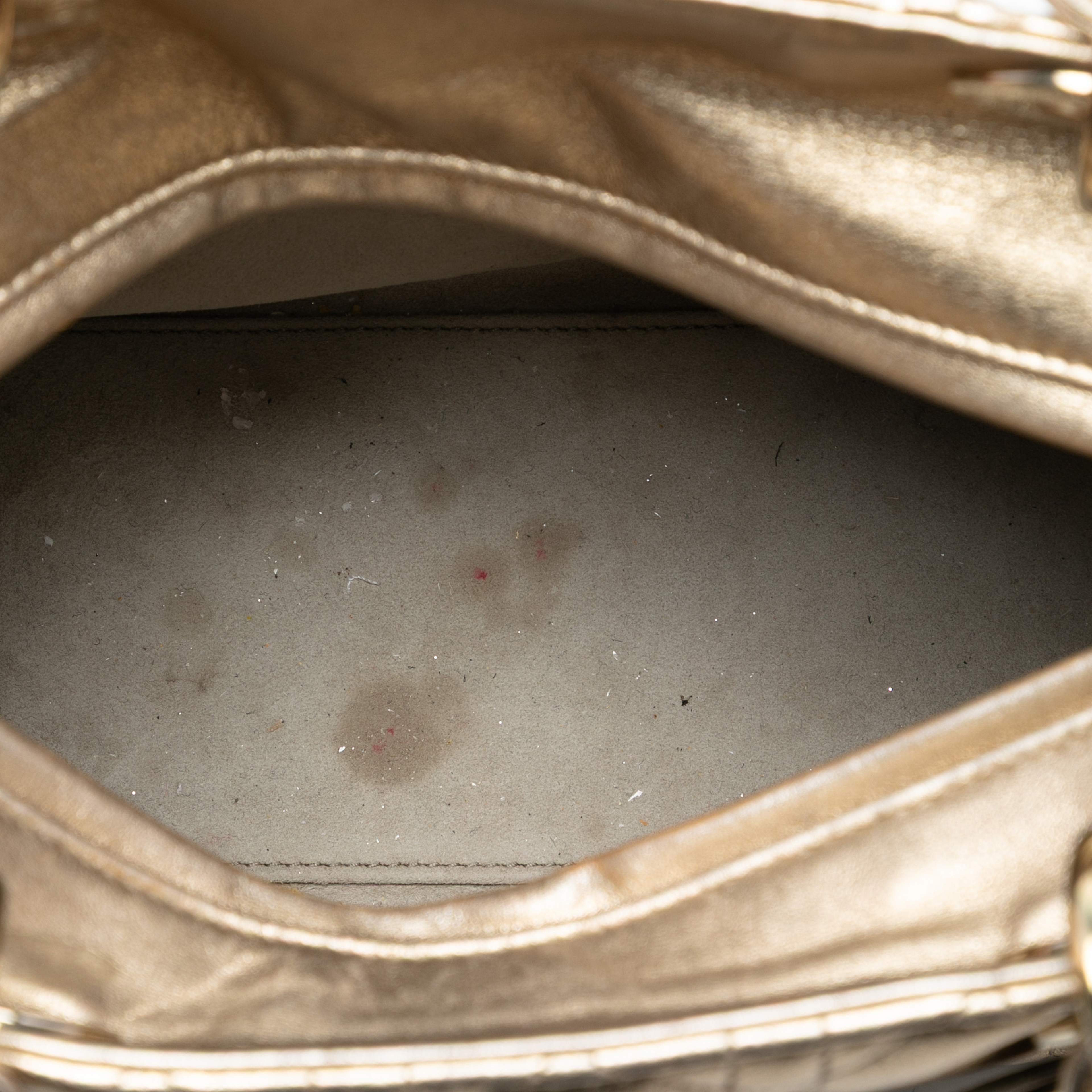 Dior Medium Metallic Lambskin Cannage Lady Dior, från Luxclusif, i färgen gold. Klicka för att öppna bilden i stort format