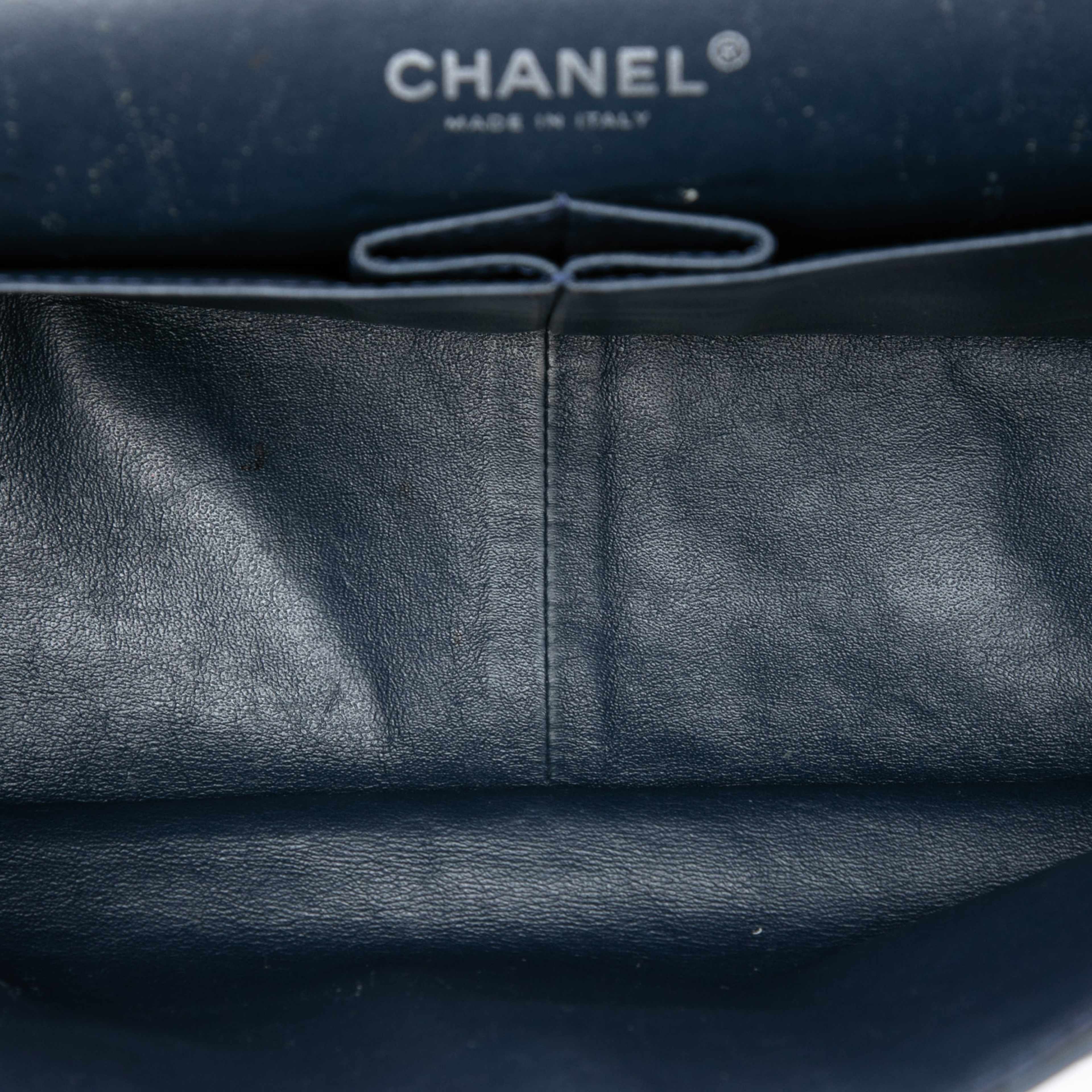 Chanel Quilted Patent Reissue 2.55 Double Flap 227, från Luxclusif, i färgen blå. Klicka för att öppna bilden i stort format