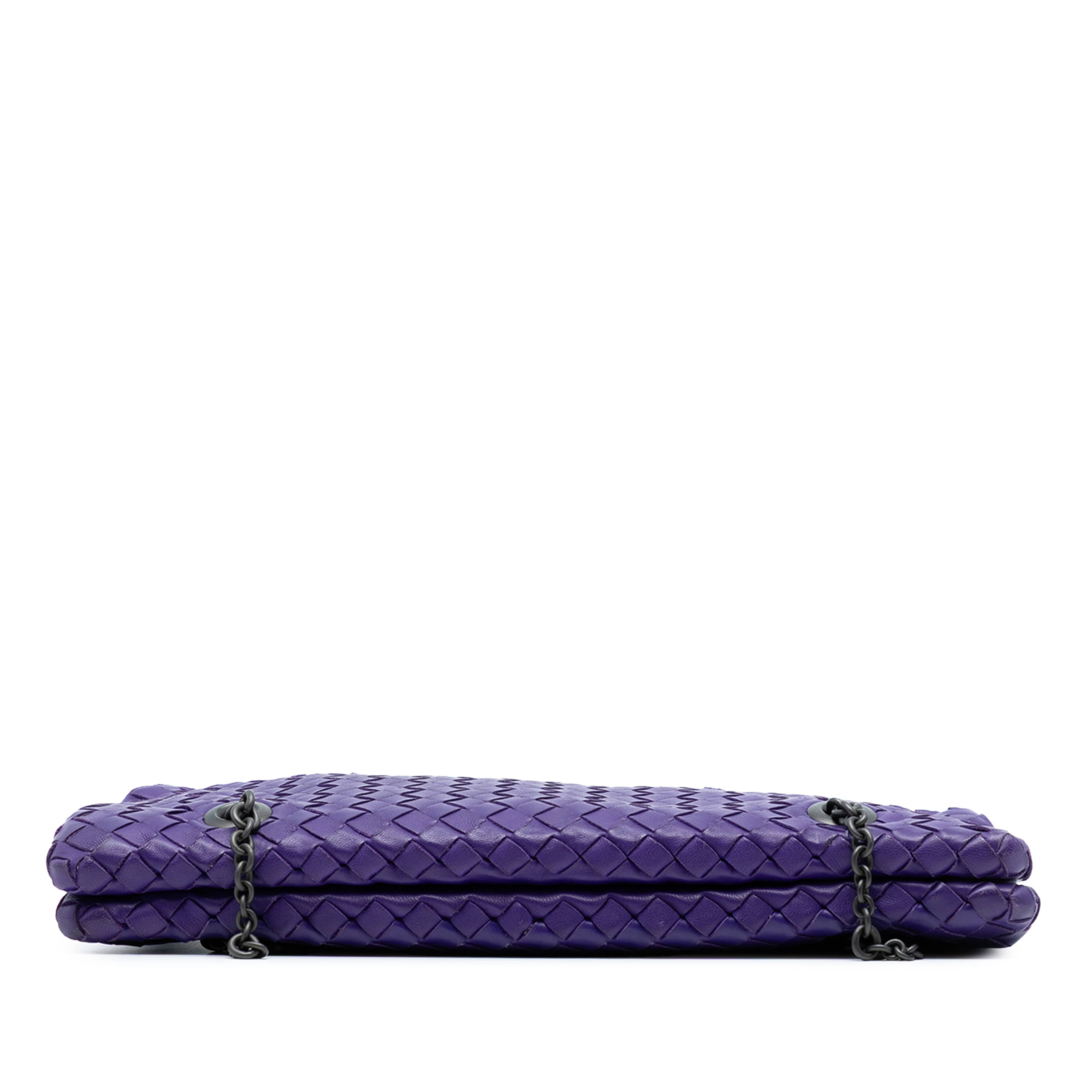 Bottega Veneta Nappa Intrecciato Duo Shoulder Bag, från Luxclusif, i färgen purpur. Klicka för att öppna bilden i stort format