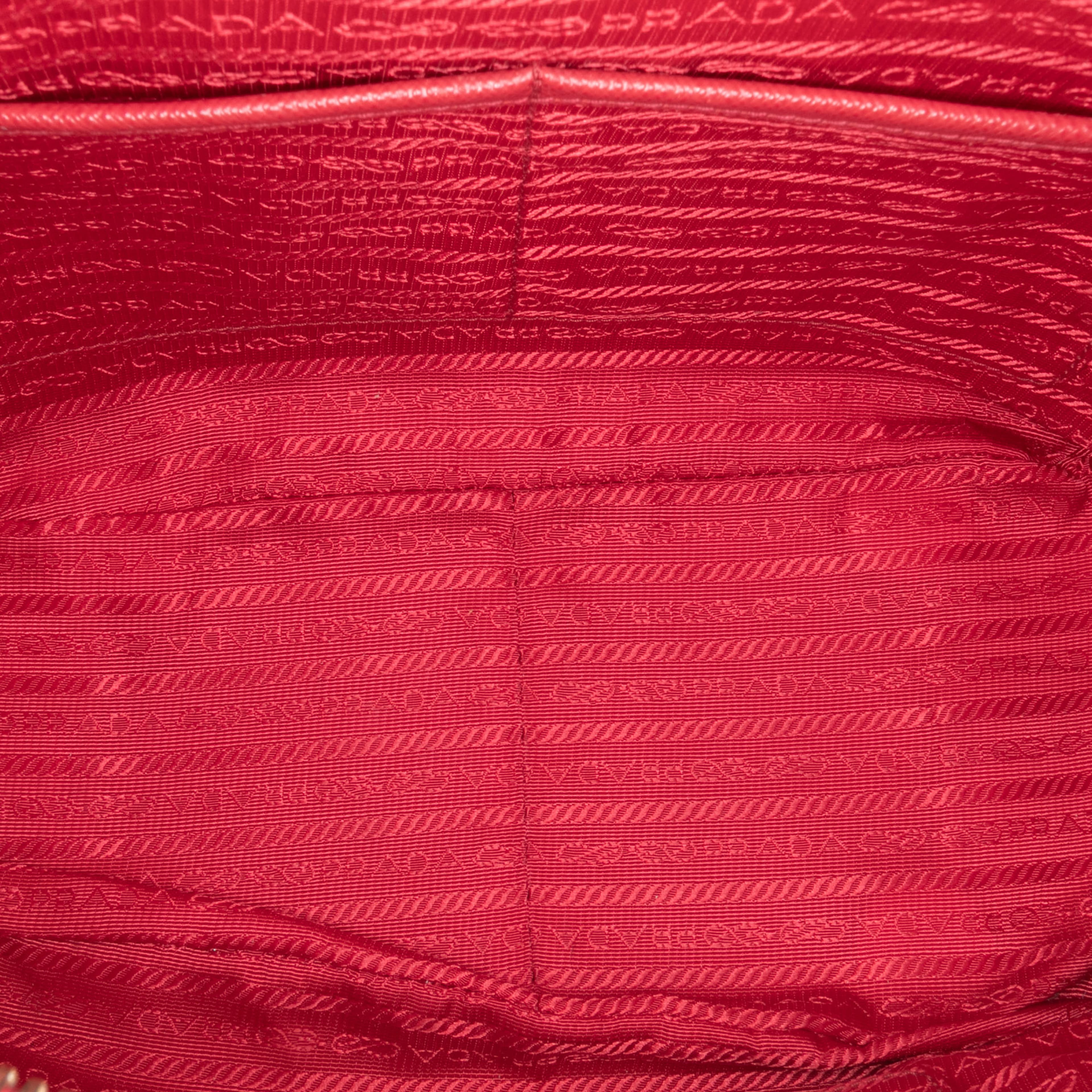 Prada Saffiano Lux Convertible Bowler Bag, från Luxclusif, i färgen red. Klicka för att öppna bilden i stort format