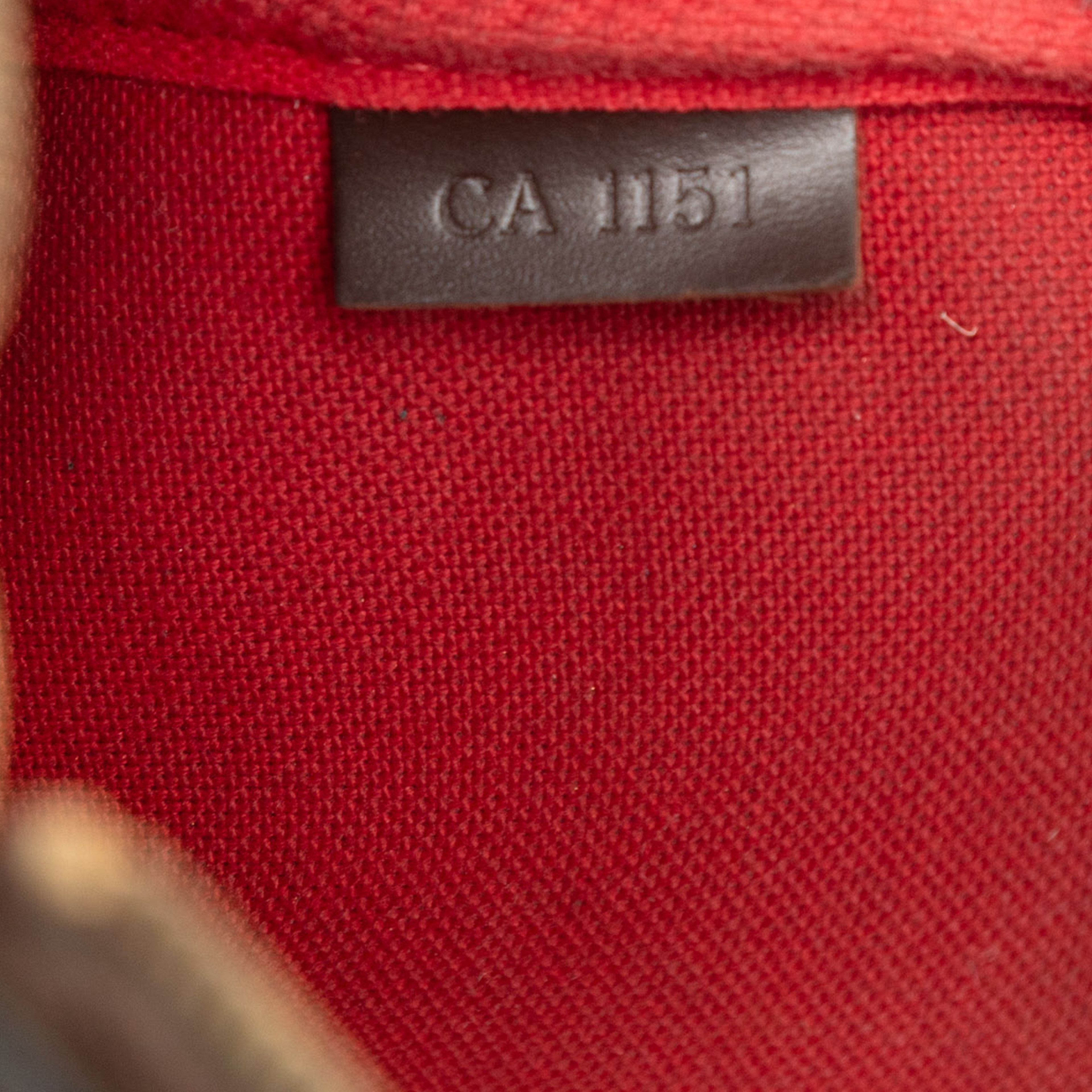 Louis Vuitton Damier Ebene Pochette Accessoires, från Luxclusif, i färgen brown. Klicka för att öppna bilden i stort format