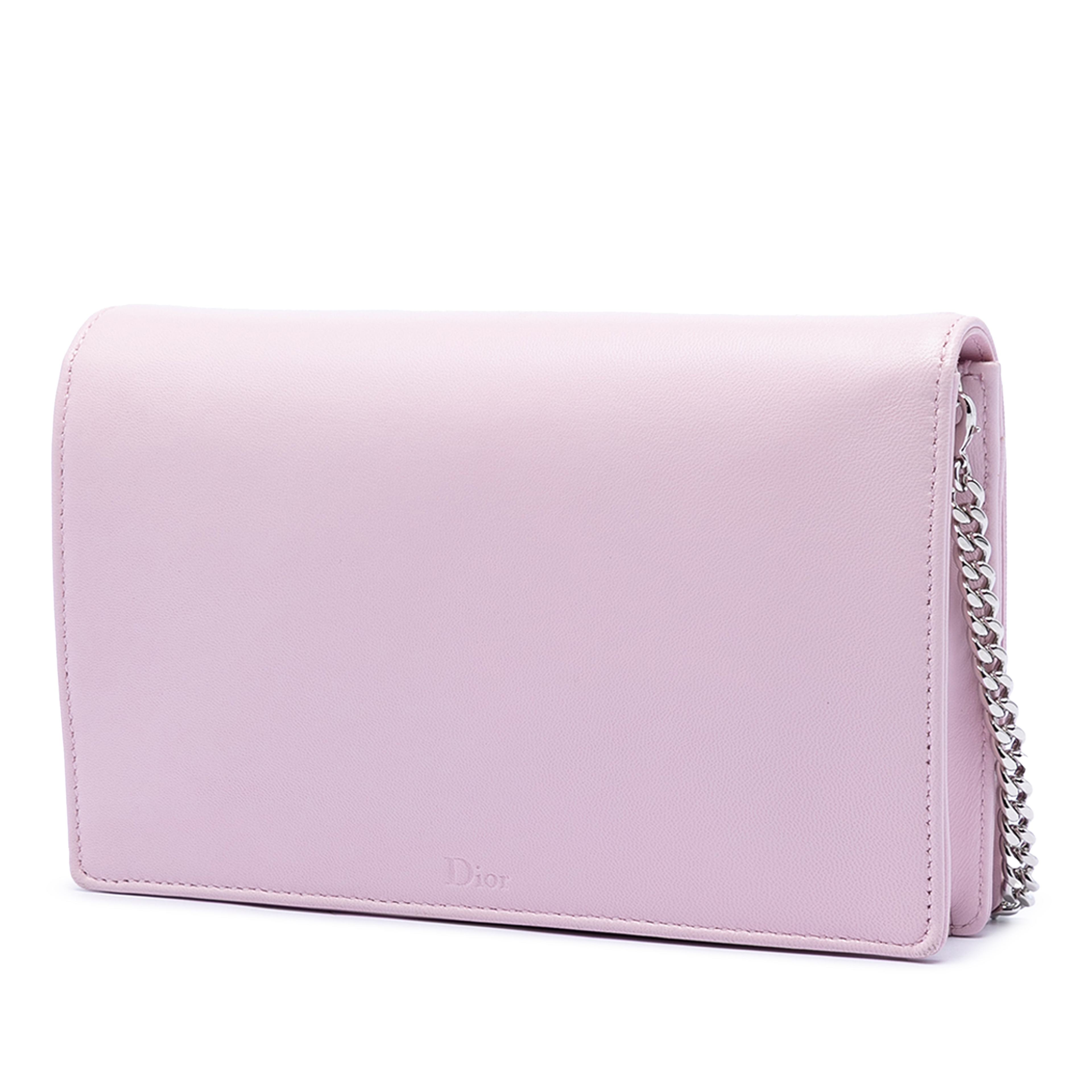 Dior Leather Patch Embroidered Diorama Wallet On Chain, från Luxclusif, i färgen light pink. Klicka för att öppna bilden i stort format