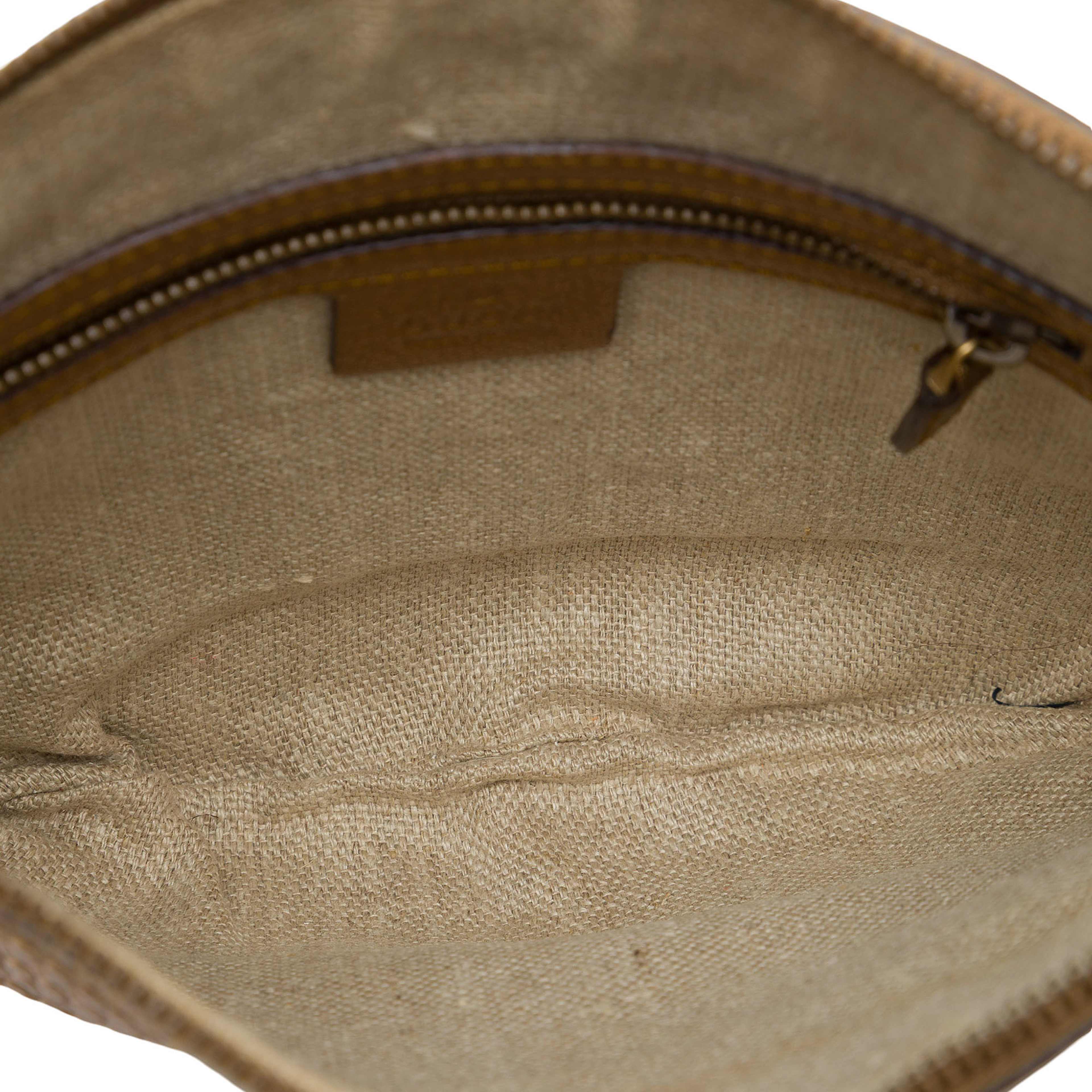 Gucci Metallic Embossed Calfskin Pelham Studded Hobo, från Luxclusif, i färgen guld. Klicka för att öppna bilden i stort format