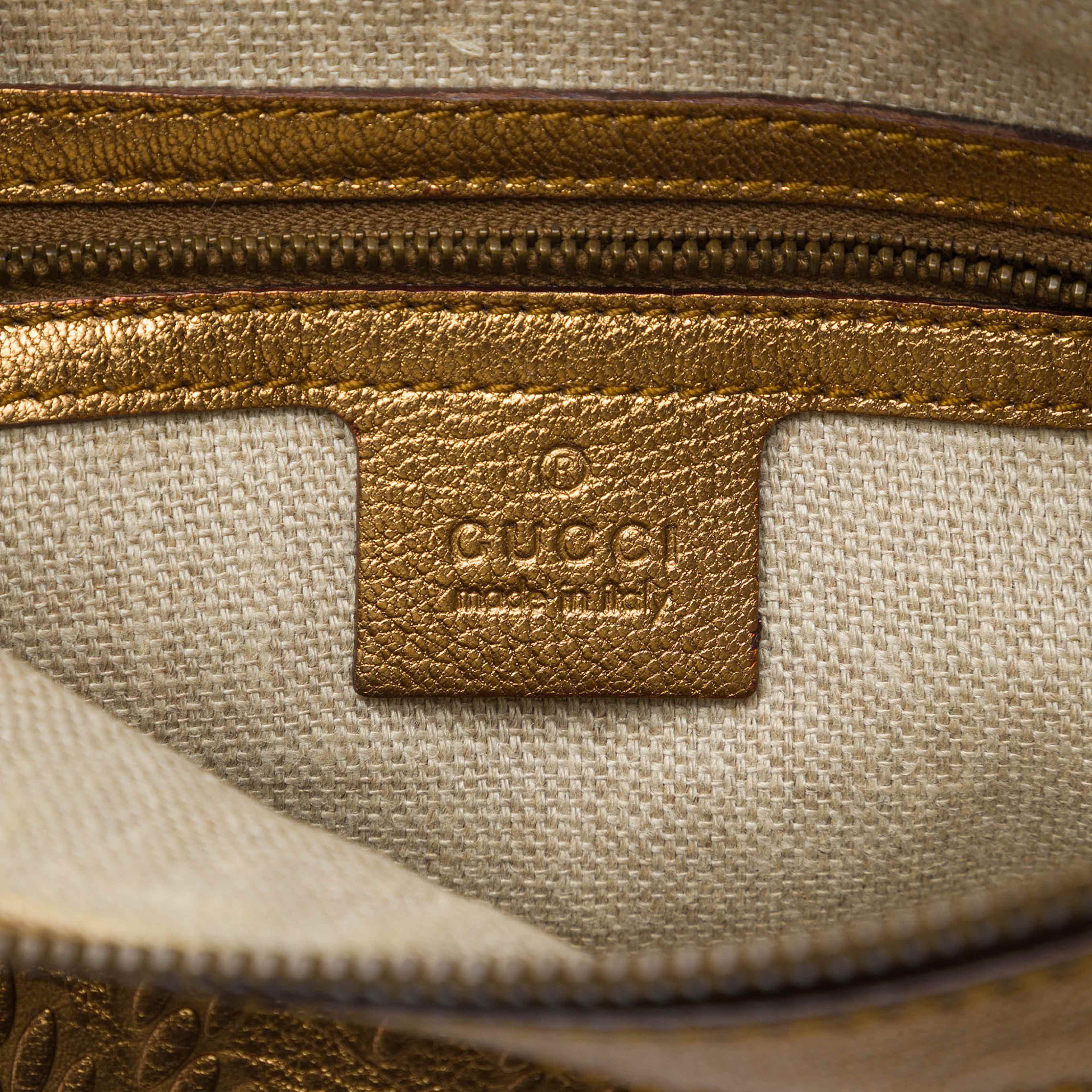 Gucci Metallic Embossed Calfskin Pelham Studded Hobo, från Luxclusif, i färgen guld. Klicka för att öppna bilden i stort format