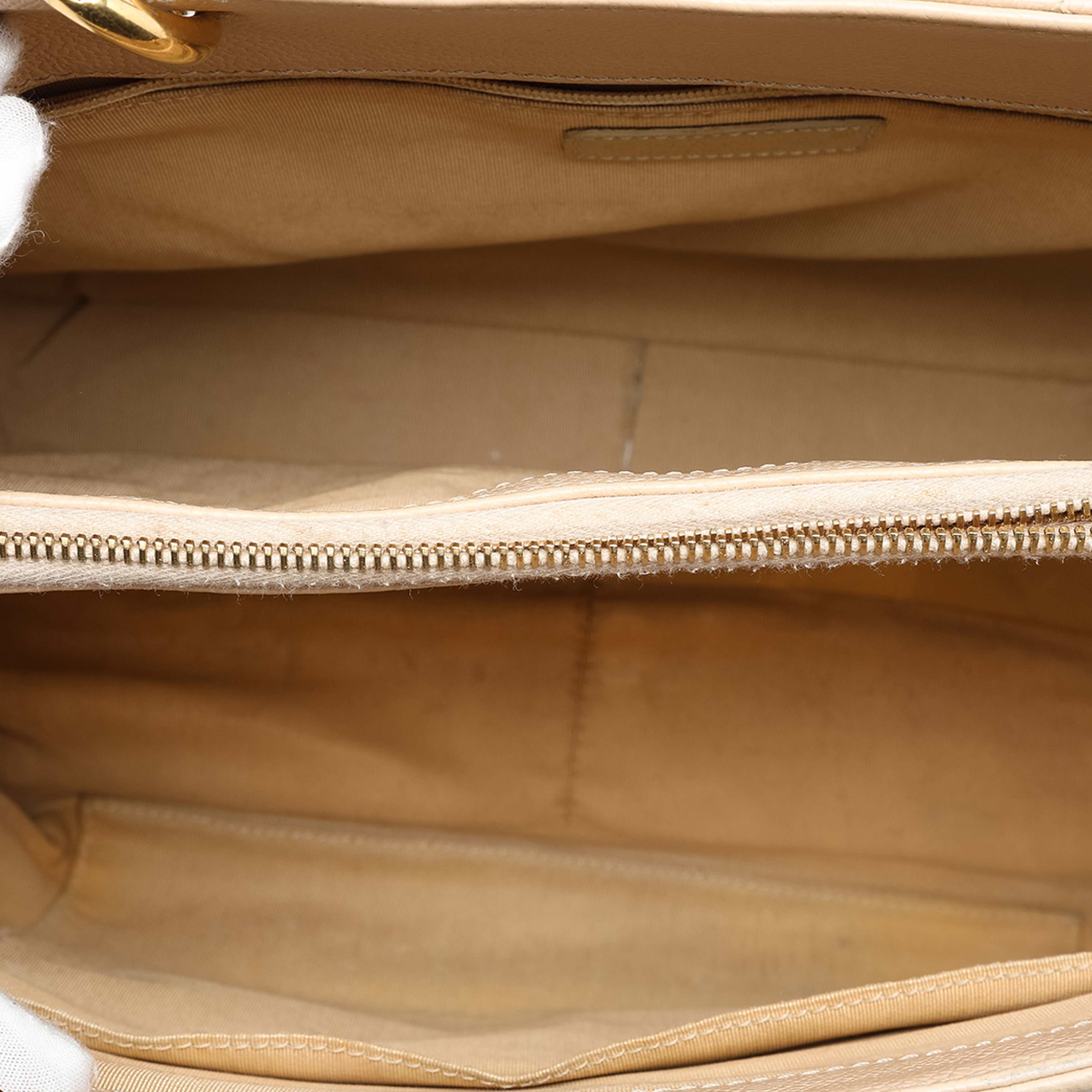 Chanel Caviar Grand Shopping Tote, från Luxclusif, i färgen light beige. Klicka för att öppna bilden i stort format