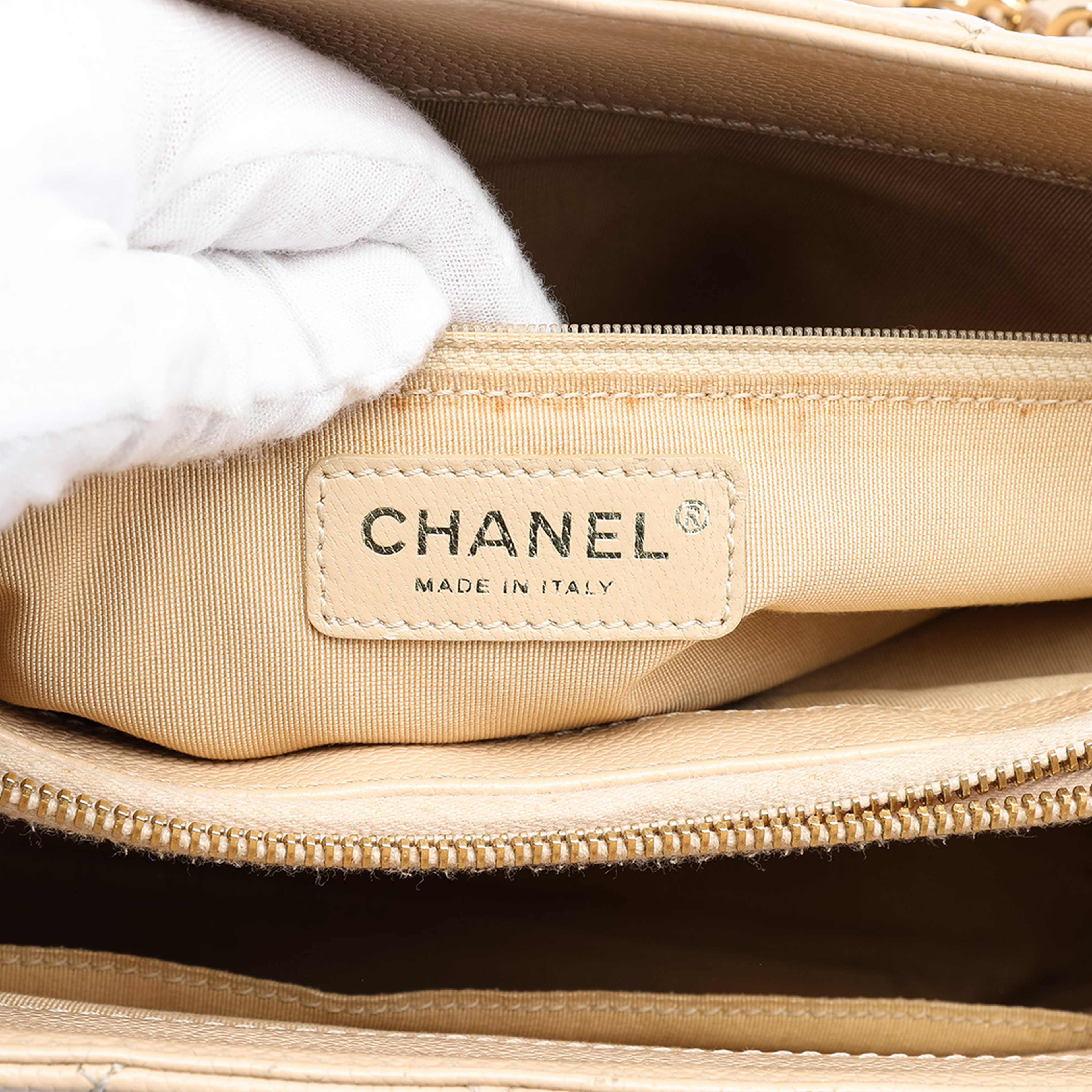 Chanel Caviar Grand Shopping Tote, från Luxclusif, i färgen light beige. Klicka för att öppna bilden i stort format