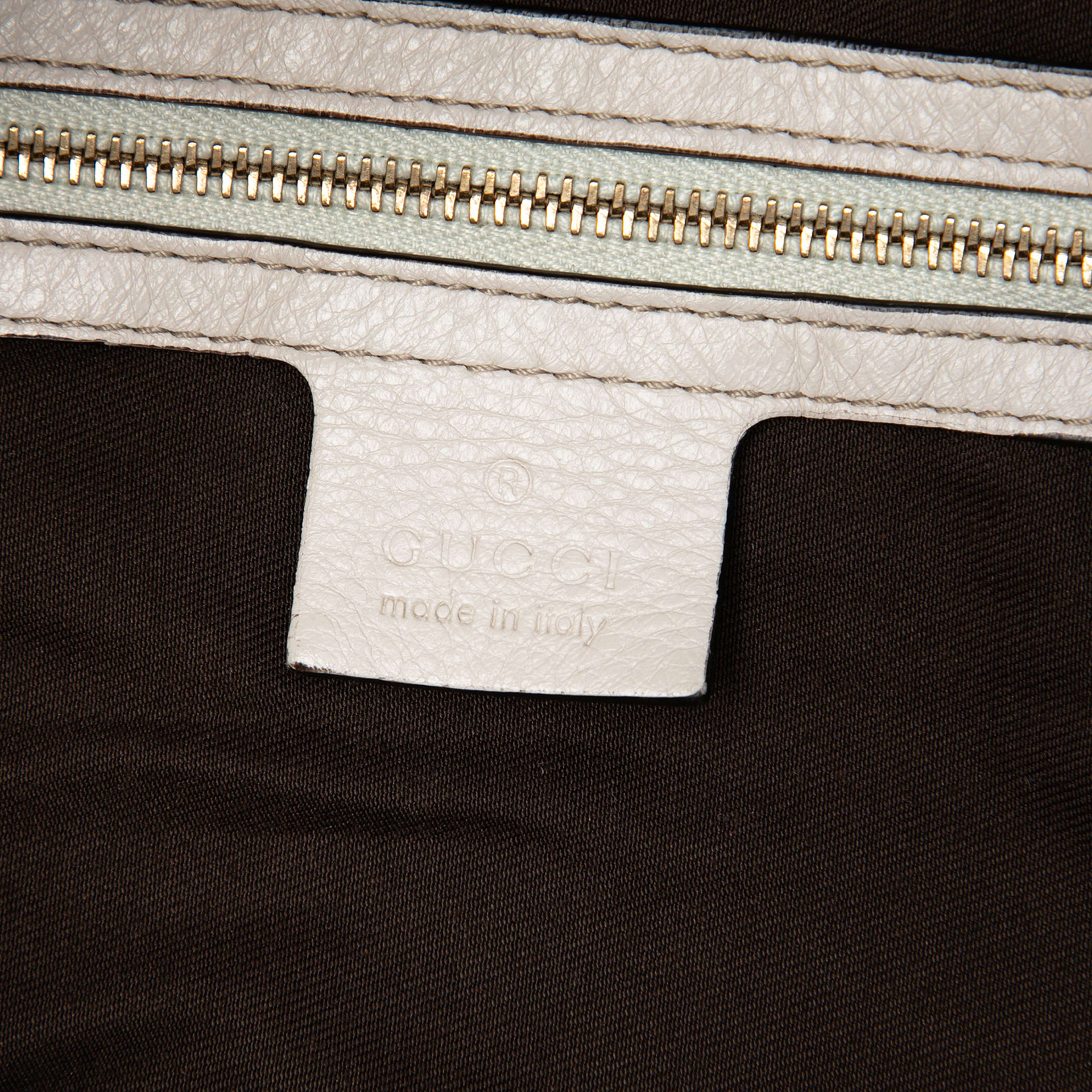 Gucci Gg Canvas Charlotte Hobo, från Luxclusif, i färgen beige. Klicka för att öppna bilden i stort format