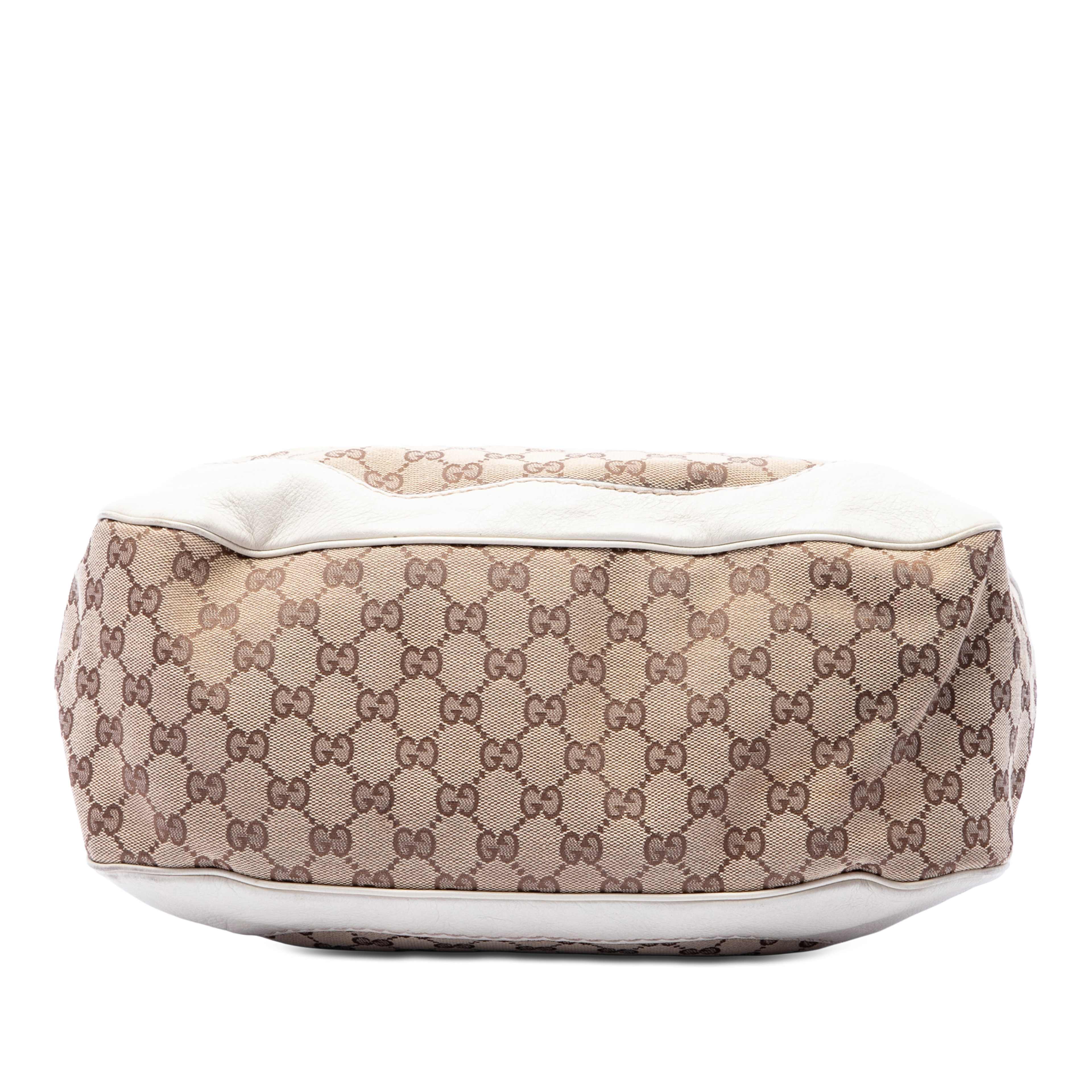 Gucci Gg Canvas Charlotte Hobo, från Luxclusif, i färgen vit. Klicka för att öppna bilden i stort format