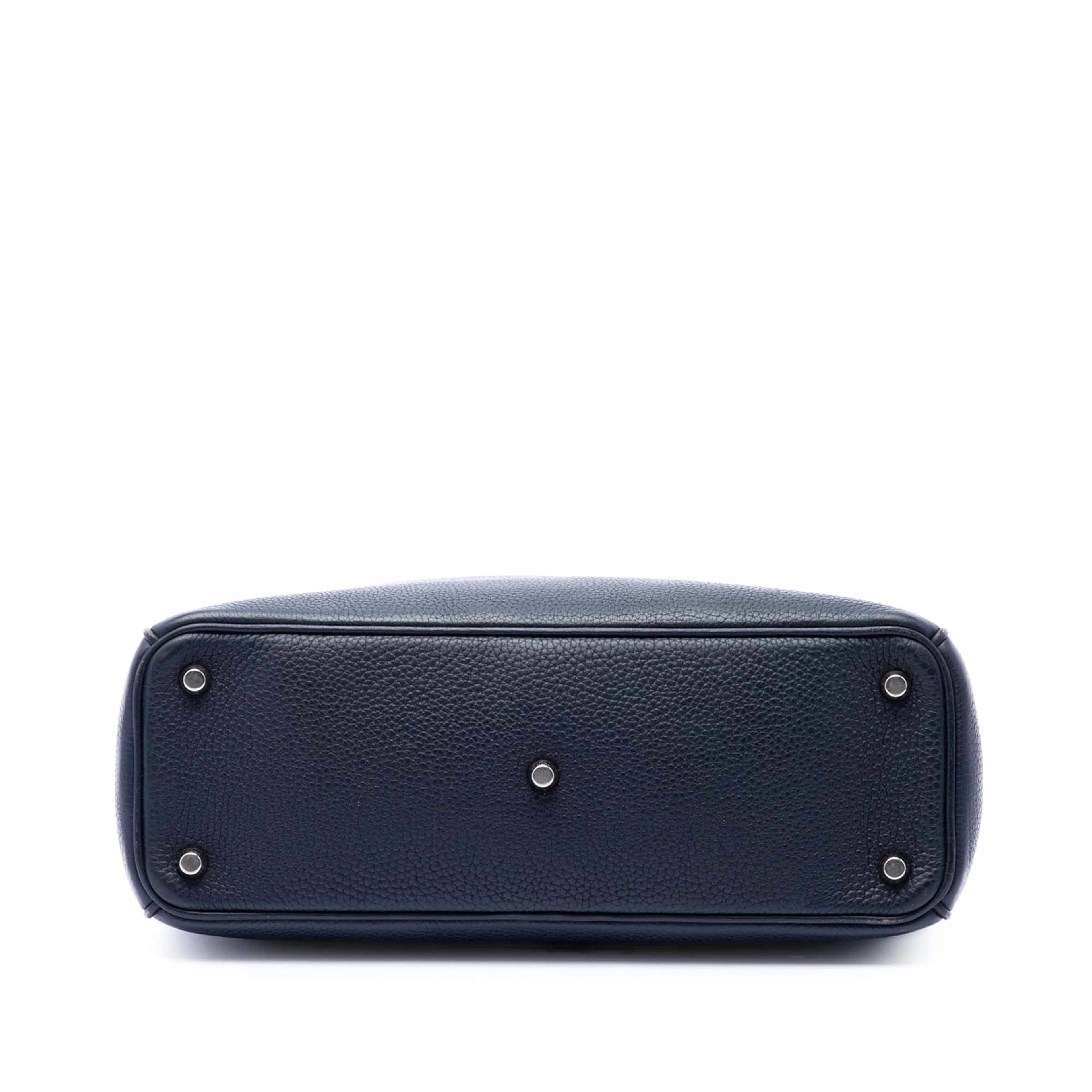 Dior Medium Leather Diorissimo Satchel, från Luxclusif, i färgen navy. Klicka för att öppna bilden i stort format