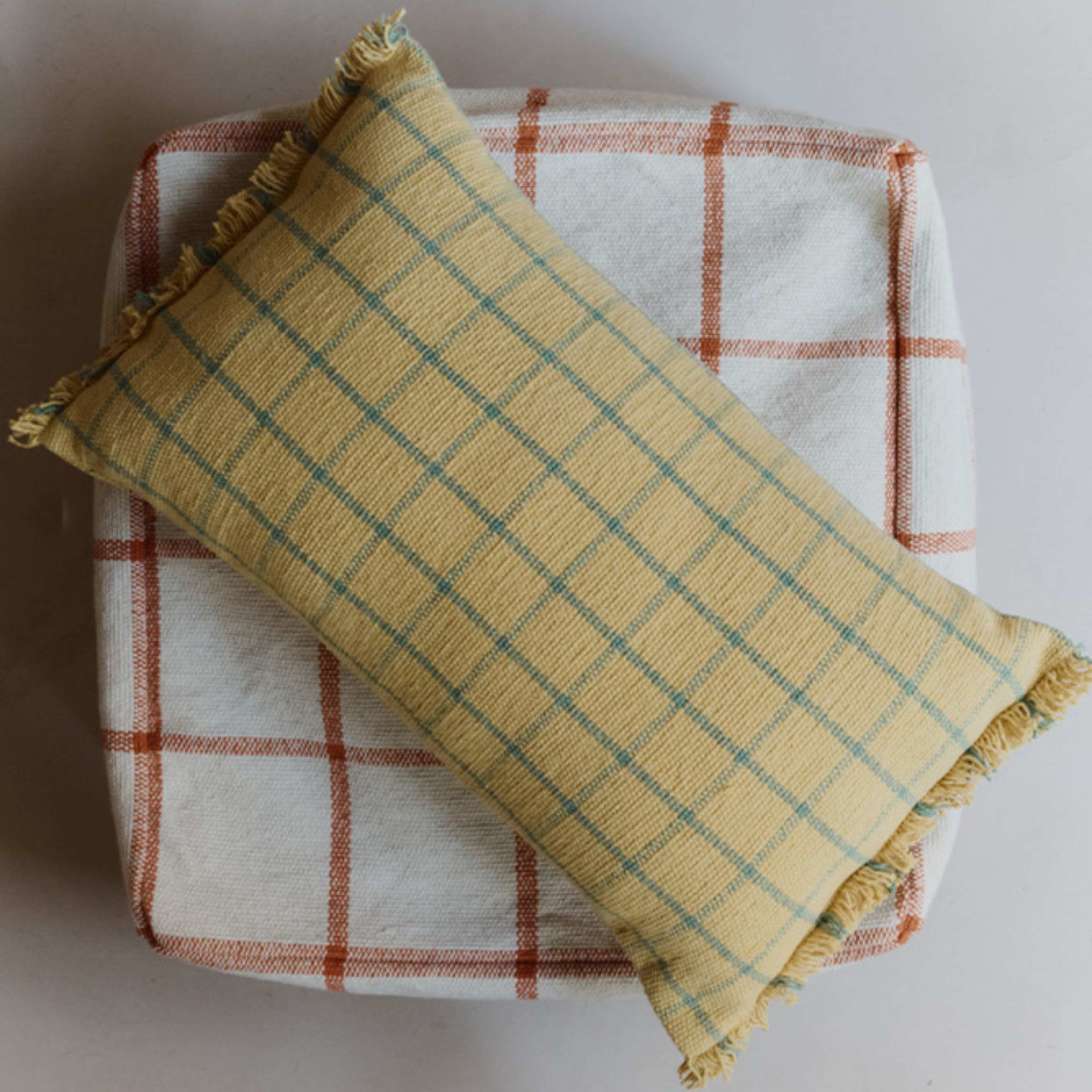 Kudde Geo Block, från LORENA CANALS, i färgen mörk honung, landon frost. Klicka för att öppna bilden i stort format