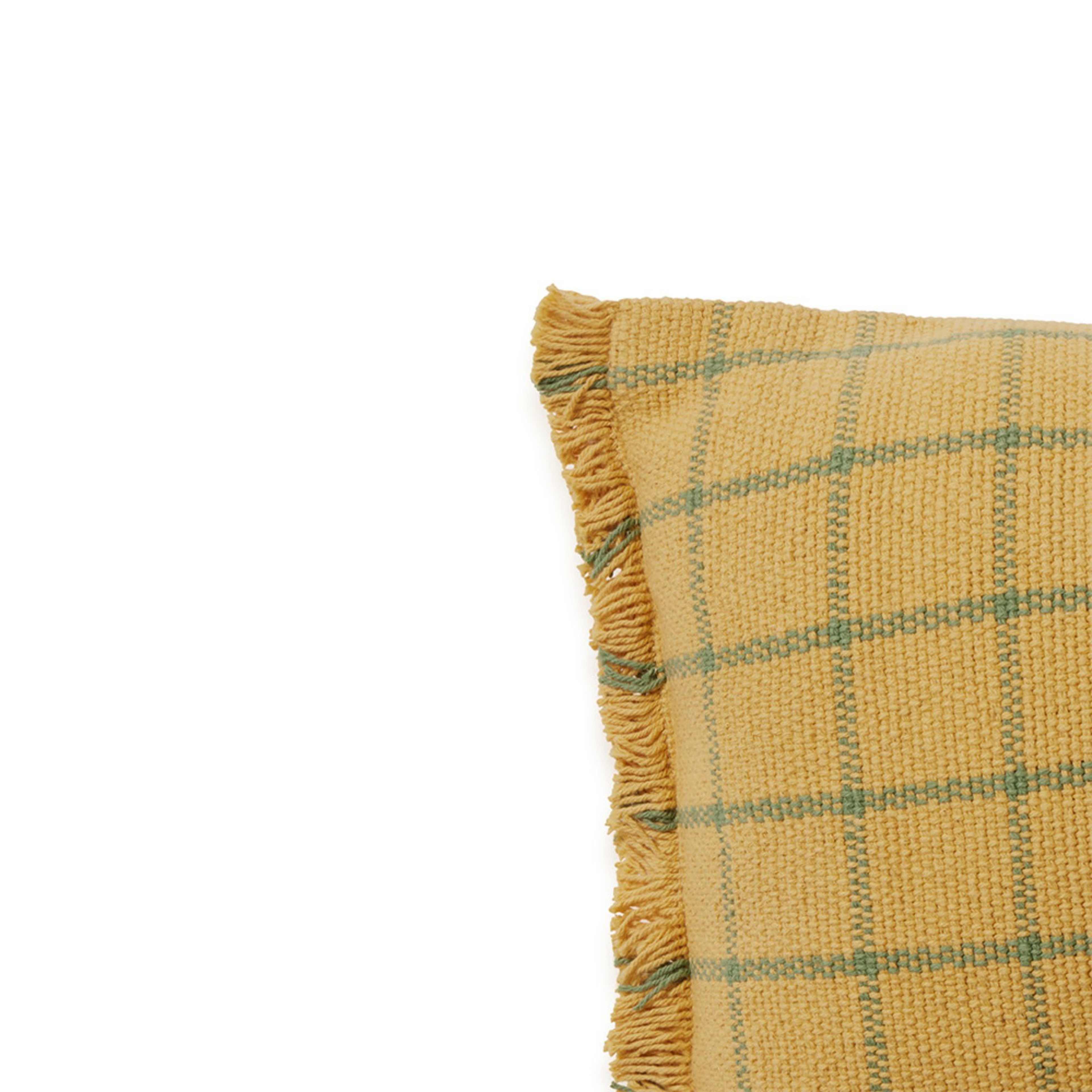 Kudde Geo Block, från LORENA CANALS, i färgen mörk honung, landon frost. Klicka för att öppna bilden i stort format