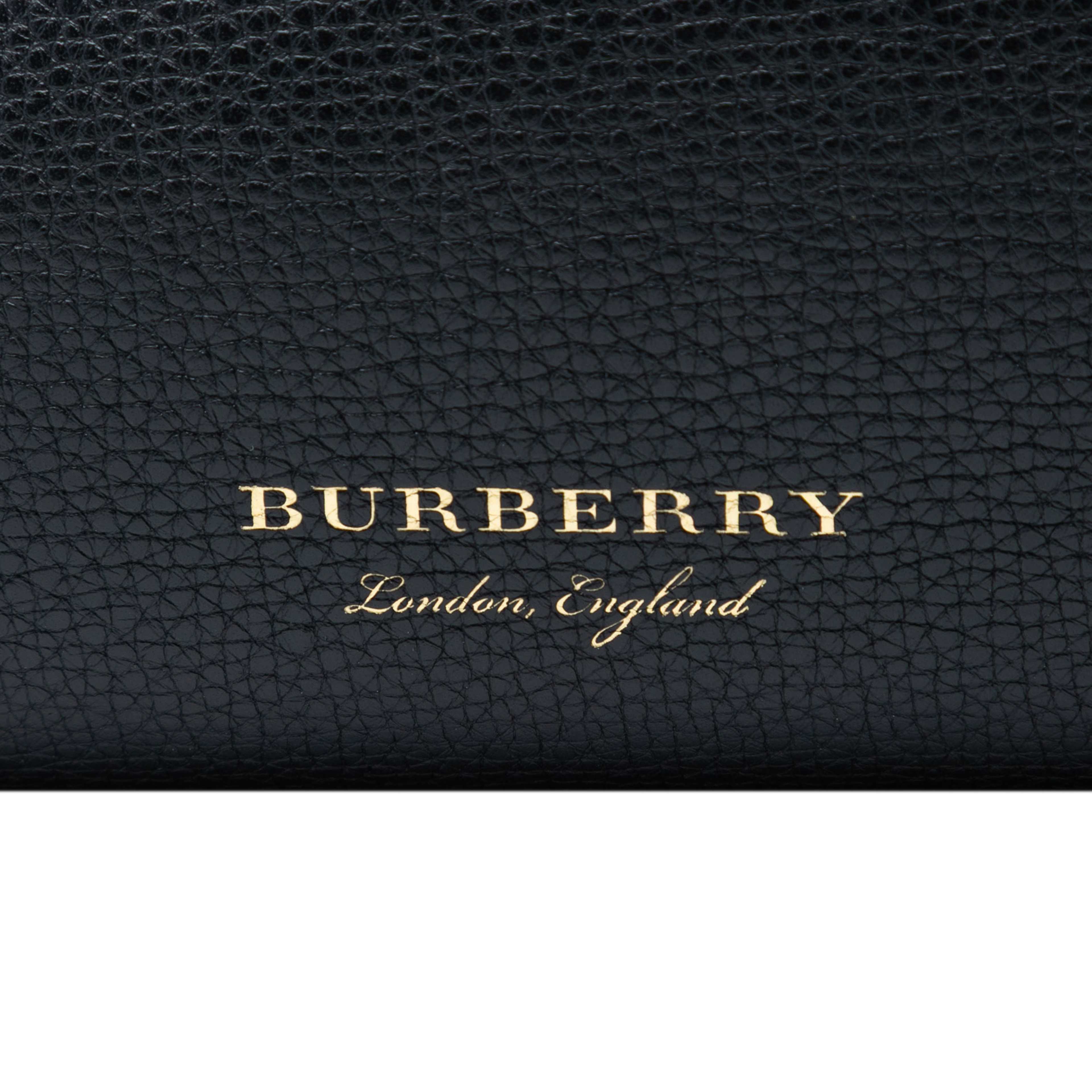 Burberry Medium Leather And House Check Banner Satchel, från Luxclusif, i färgen black. Klicka för att öppna bilden i stort format