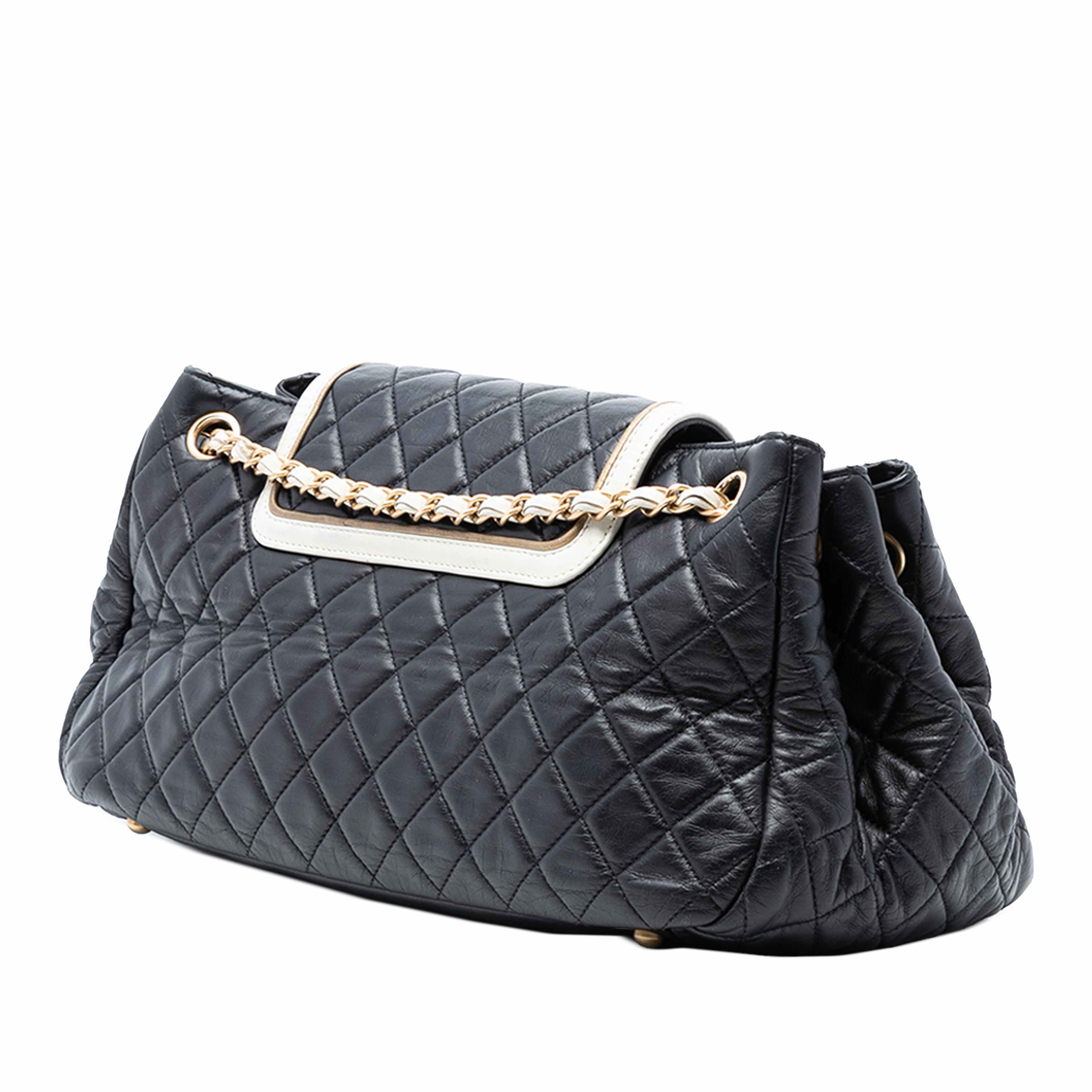 Chanel Medium Quilted Lambskin Reissue 2.55 East West Mademoiselle Accordion Flap, från Luxclusif, i färgen svart. Klicka för att öppna bilden i stort format