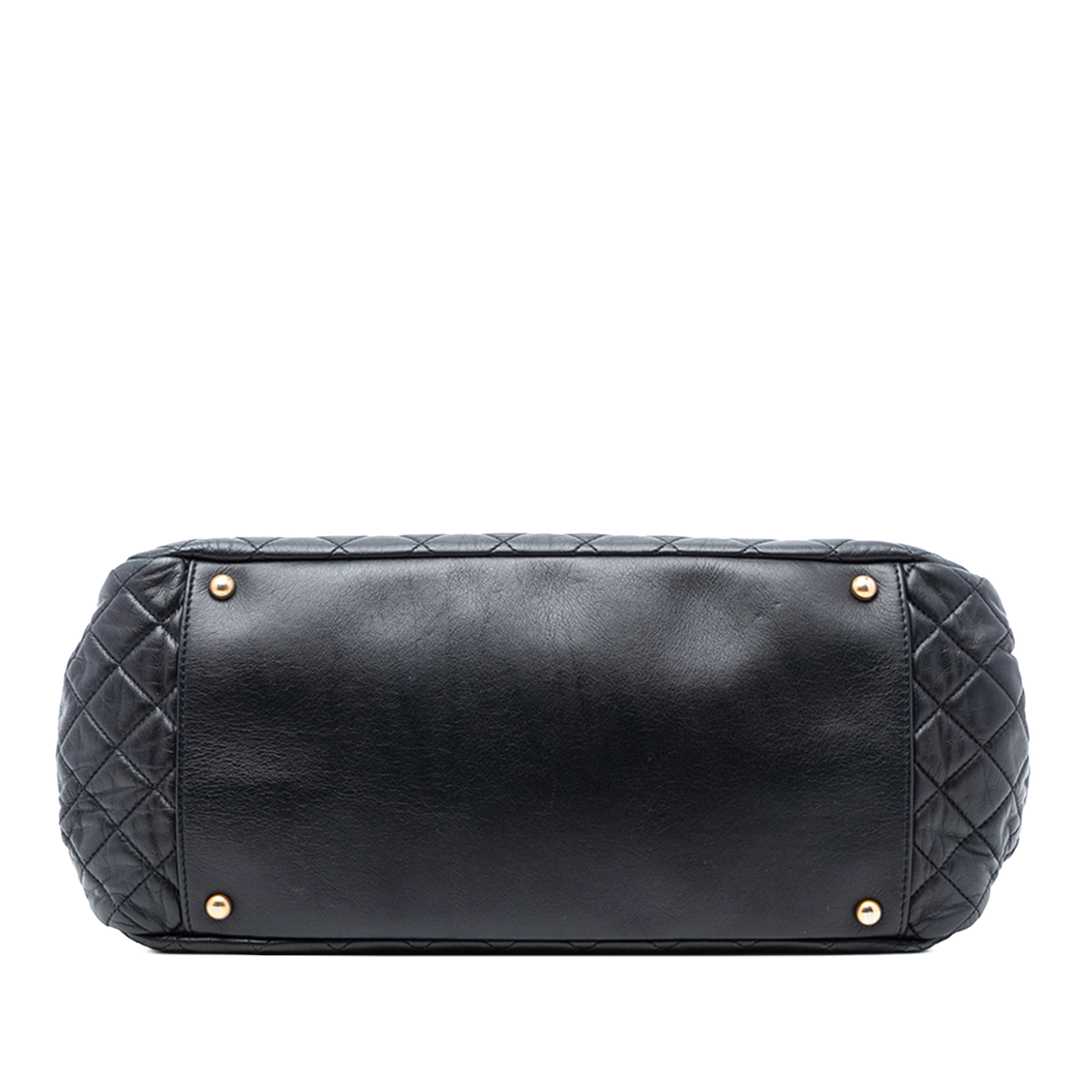 Chanel Medium Quilted Lambskin Reissue 2.55 East West Mademoiselle Accordion Flap, från Luxclusif, i färgen svart. Klicka för att öppna bilden i stort format