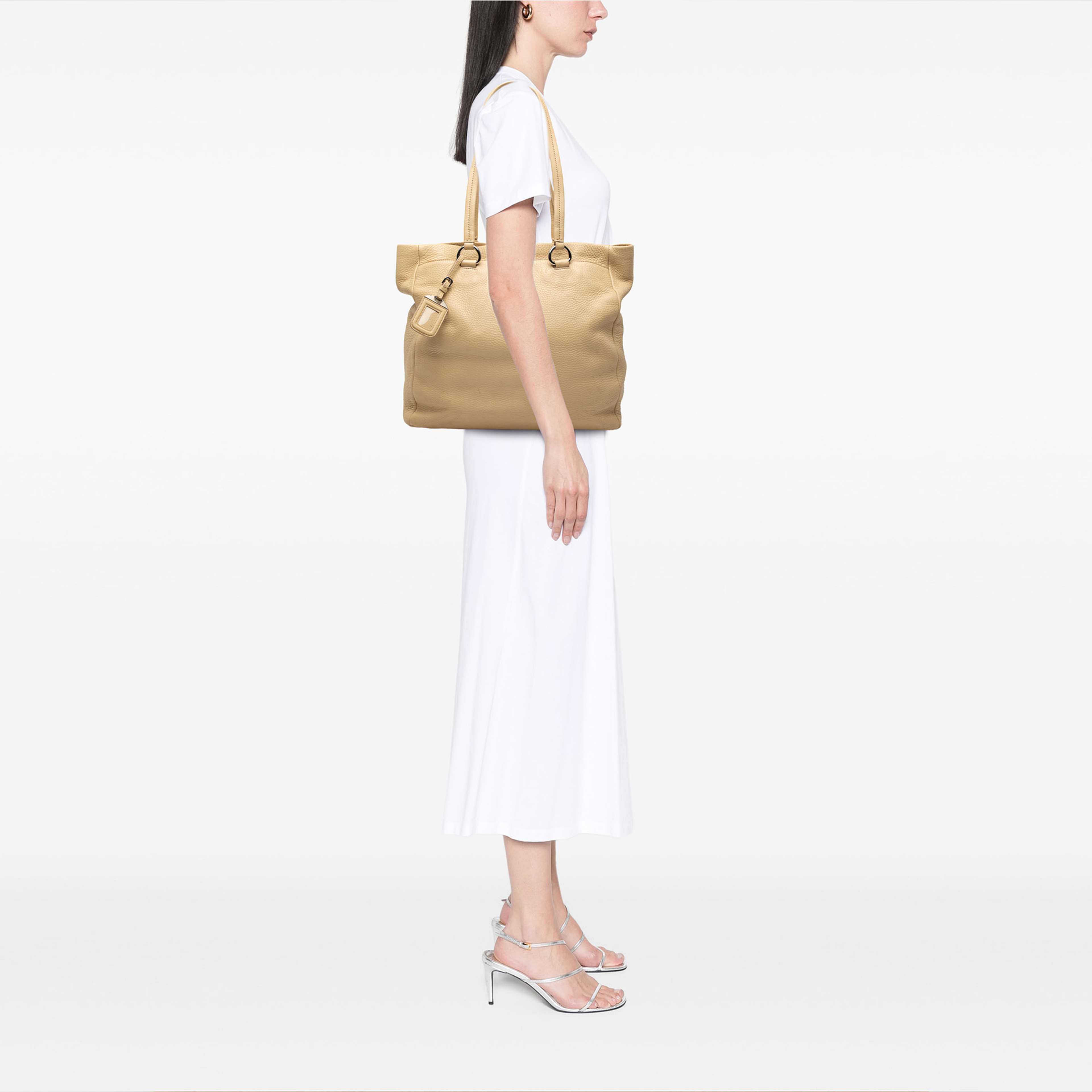 Prada Vitello Daino Tote, från Luxclusif, i färgen beige. Klicka för att öppna bilden i stort format