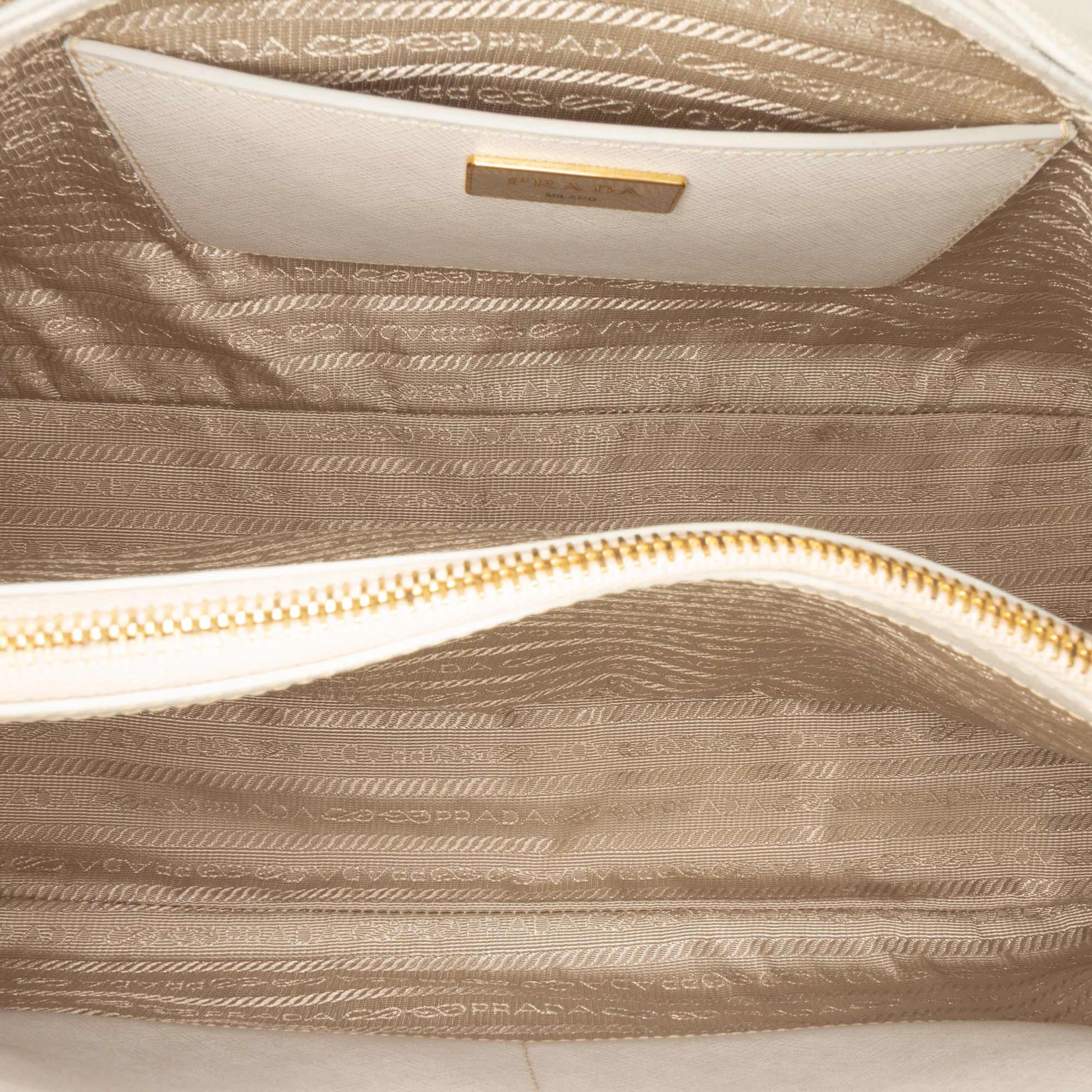 Prada Large Saffiano Lux Promenade Satchel, från Luxclusif, i färgen white. Klicka för att öppna bilden i stort format