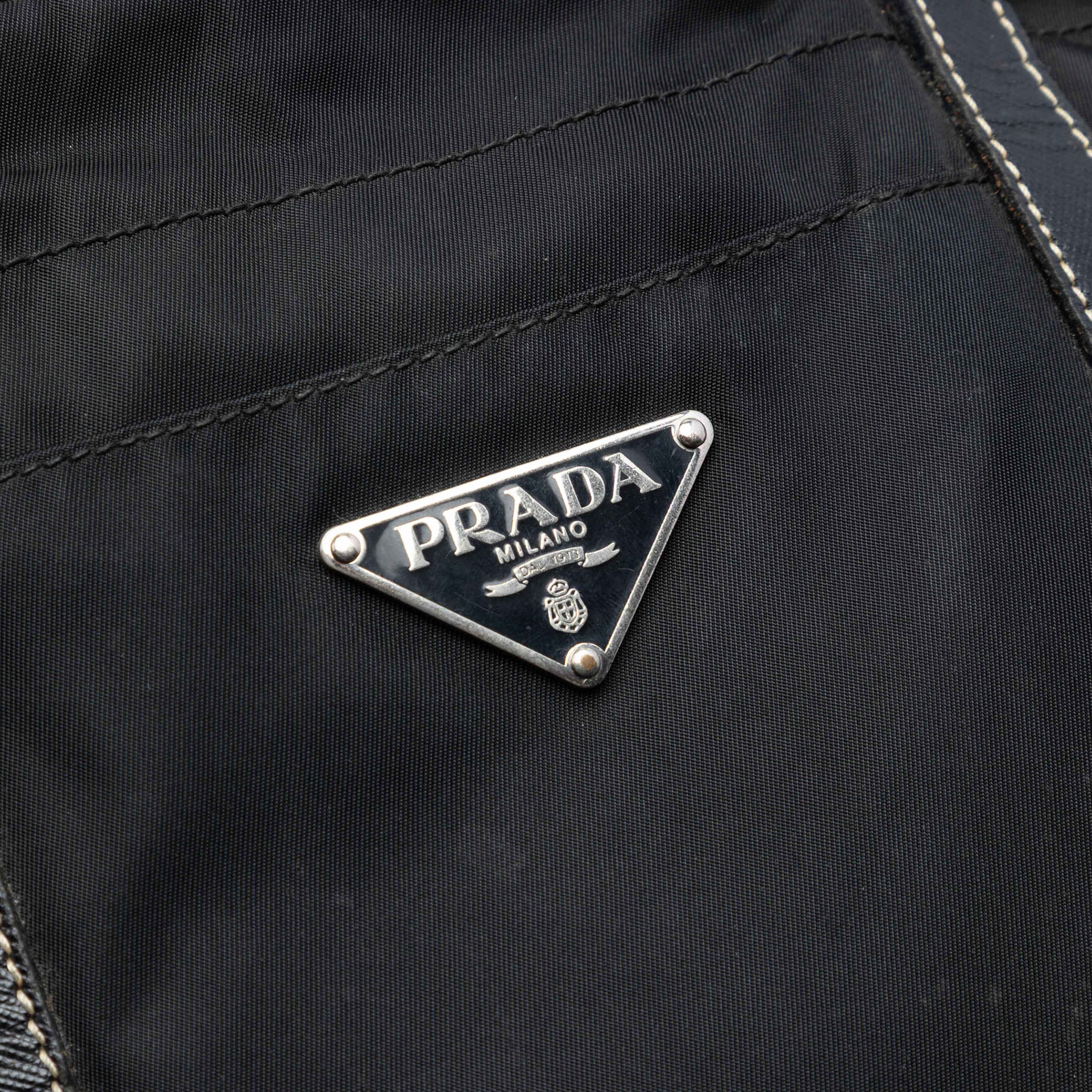 Prada Saffiano Trimmed Tessuto Tote, från Luxclusif, i färgen black. Klicka för att öppna bilden i stort format