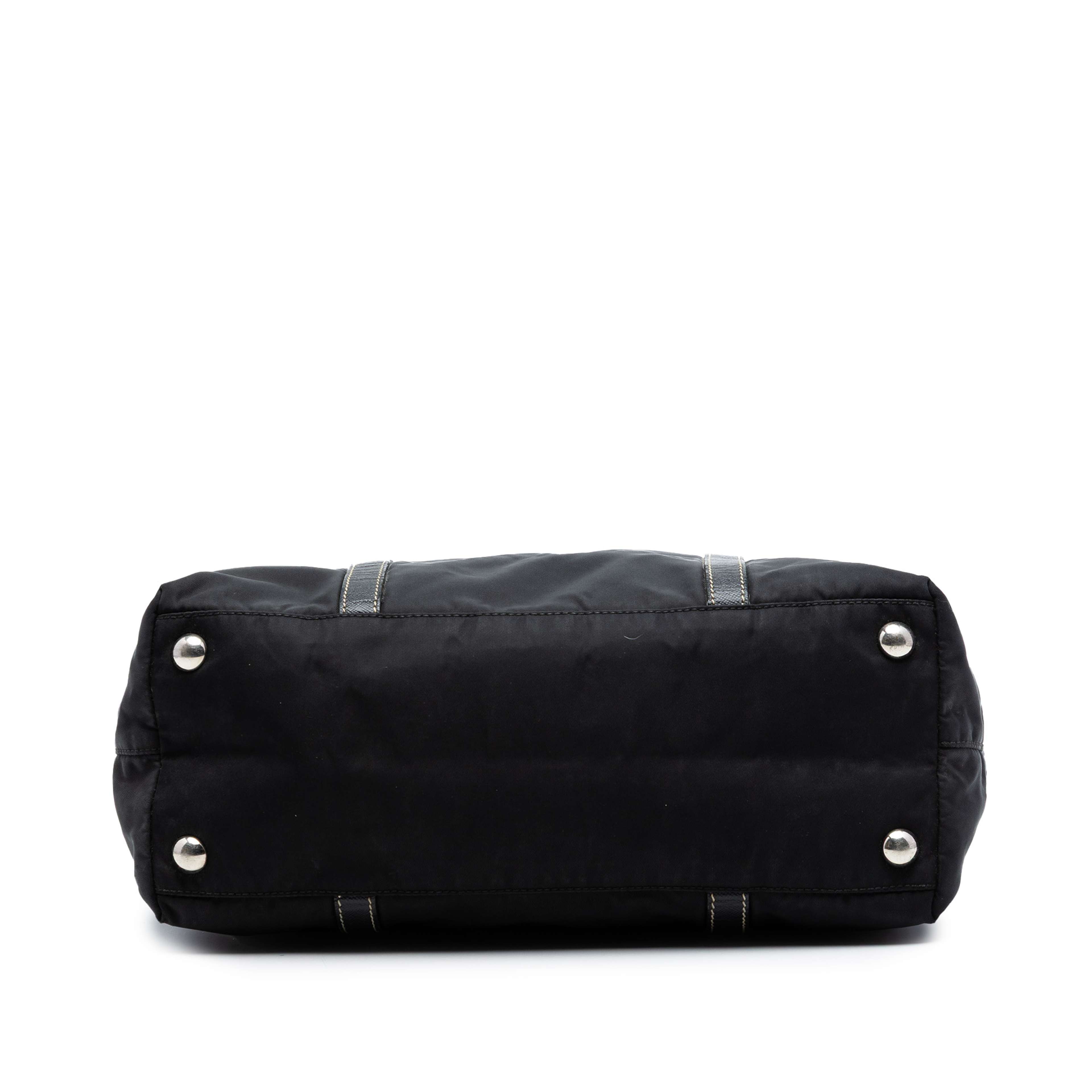 Prada Saffiano Trimmed Tessuto Tote, från Luxclusif, i färgen svart. Klicka för att öppna bilden i stort format