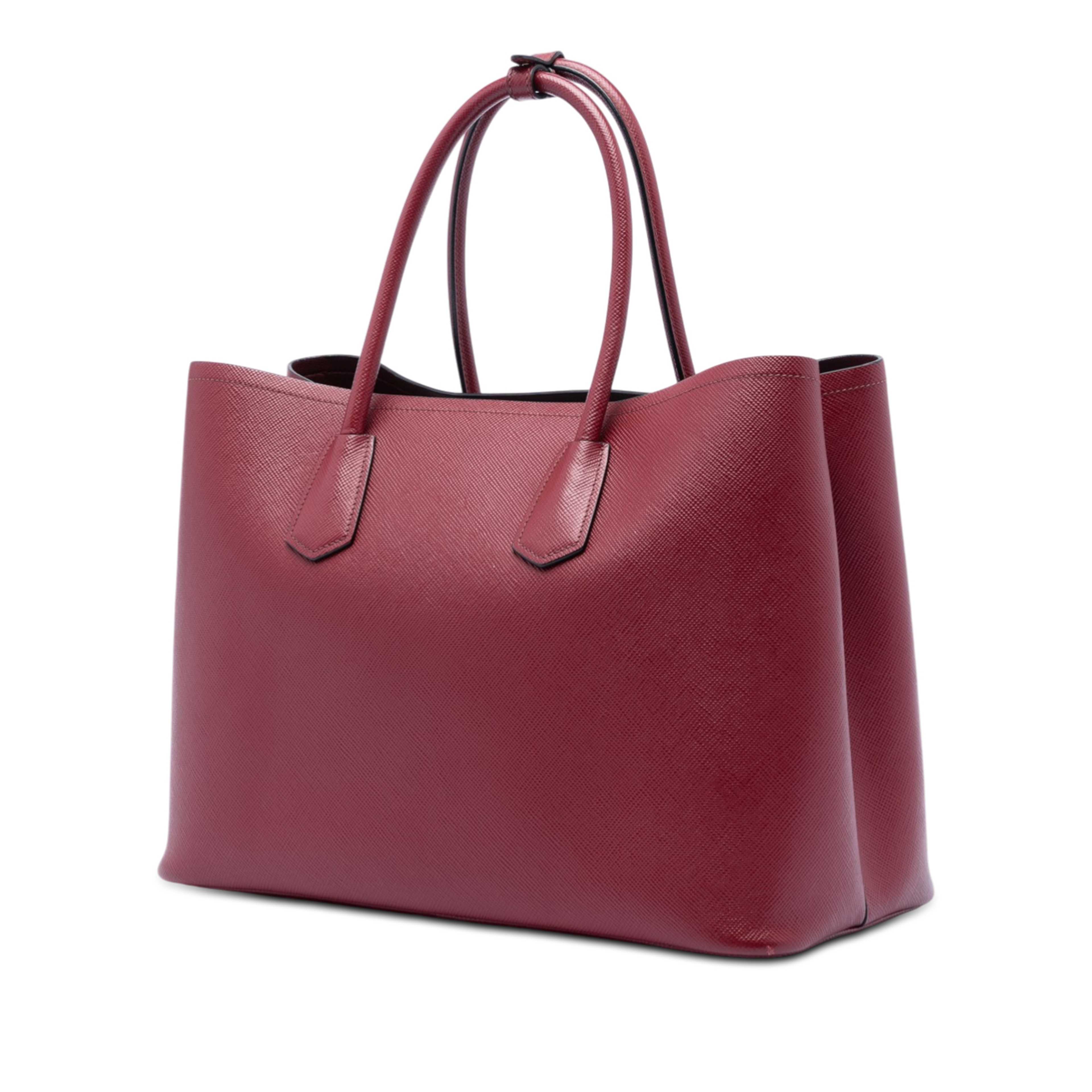 Prada Medium Saffiano Cuir Double Satchel, från Luxclusif, i färgen dark red. Klicka för att öppna bilden i stort format