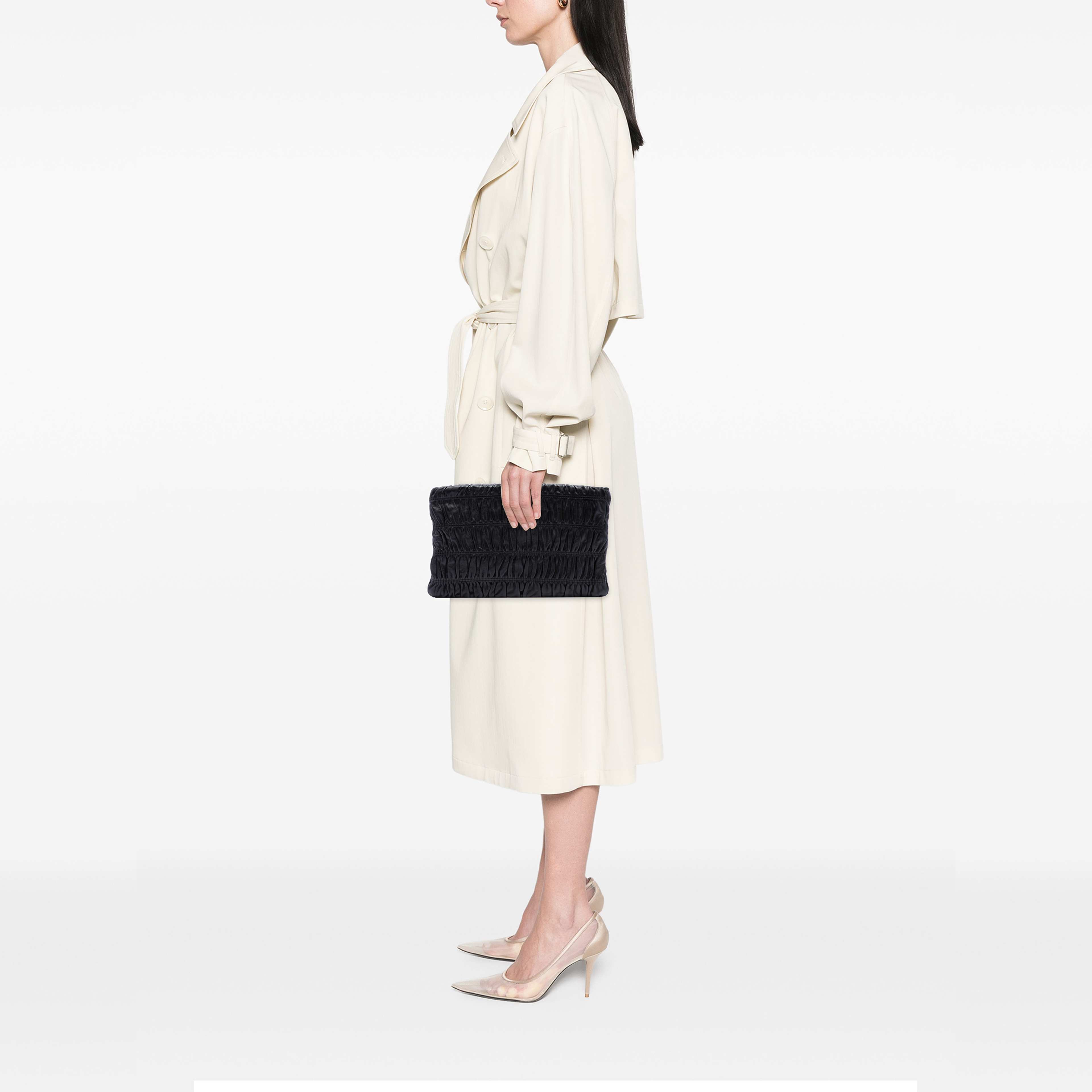 Prada Nappa Gaufre Clutch, från Luxclusif, i färgen svart. Klicka för att öppna bilden i stort format