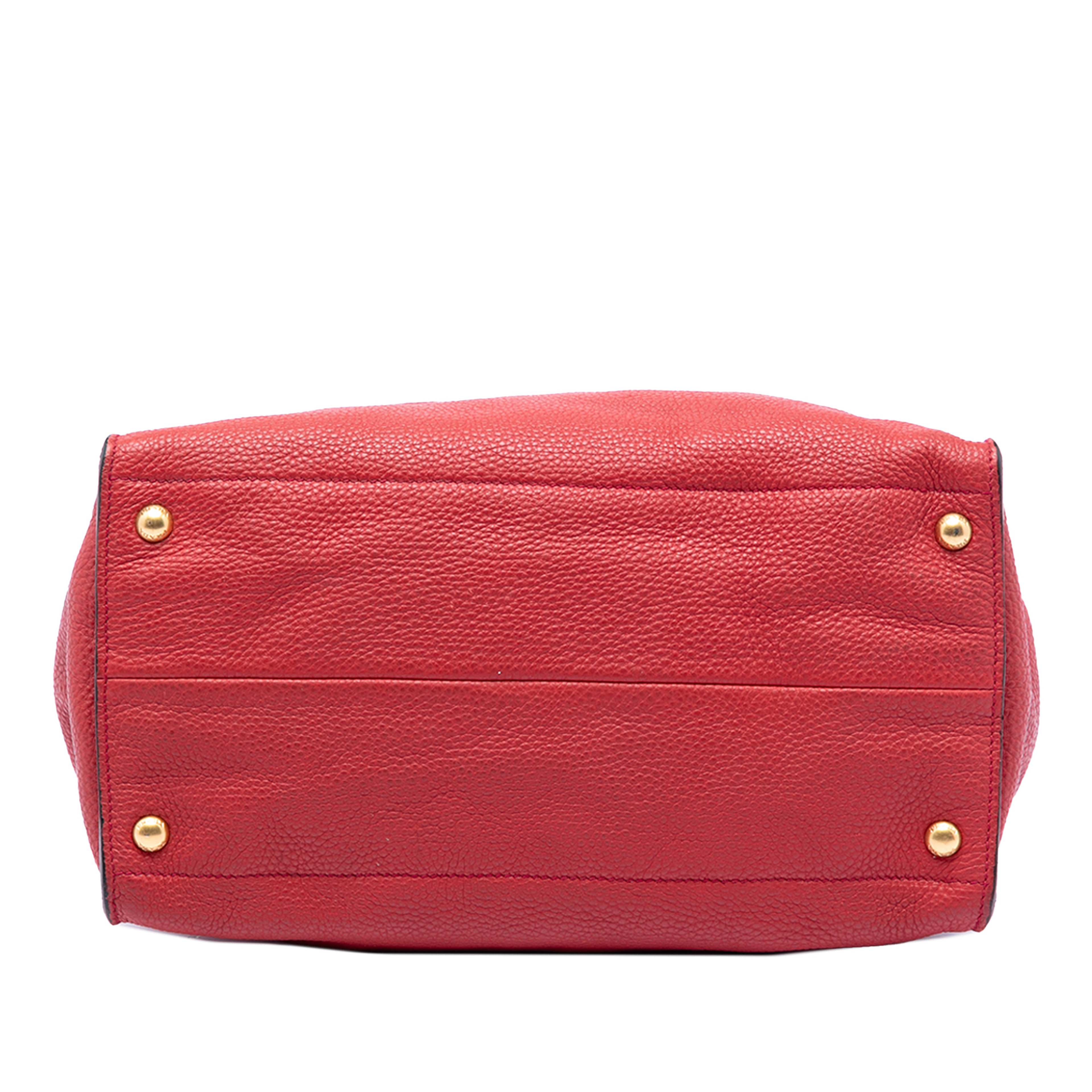 Prada Vitello Daino Open Convertible Tote, från Luxclusif, i färgen red. Klicka för att öppna bilden i stort format