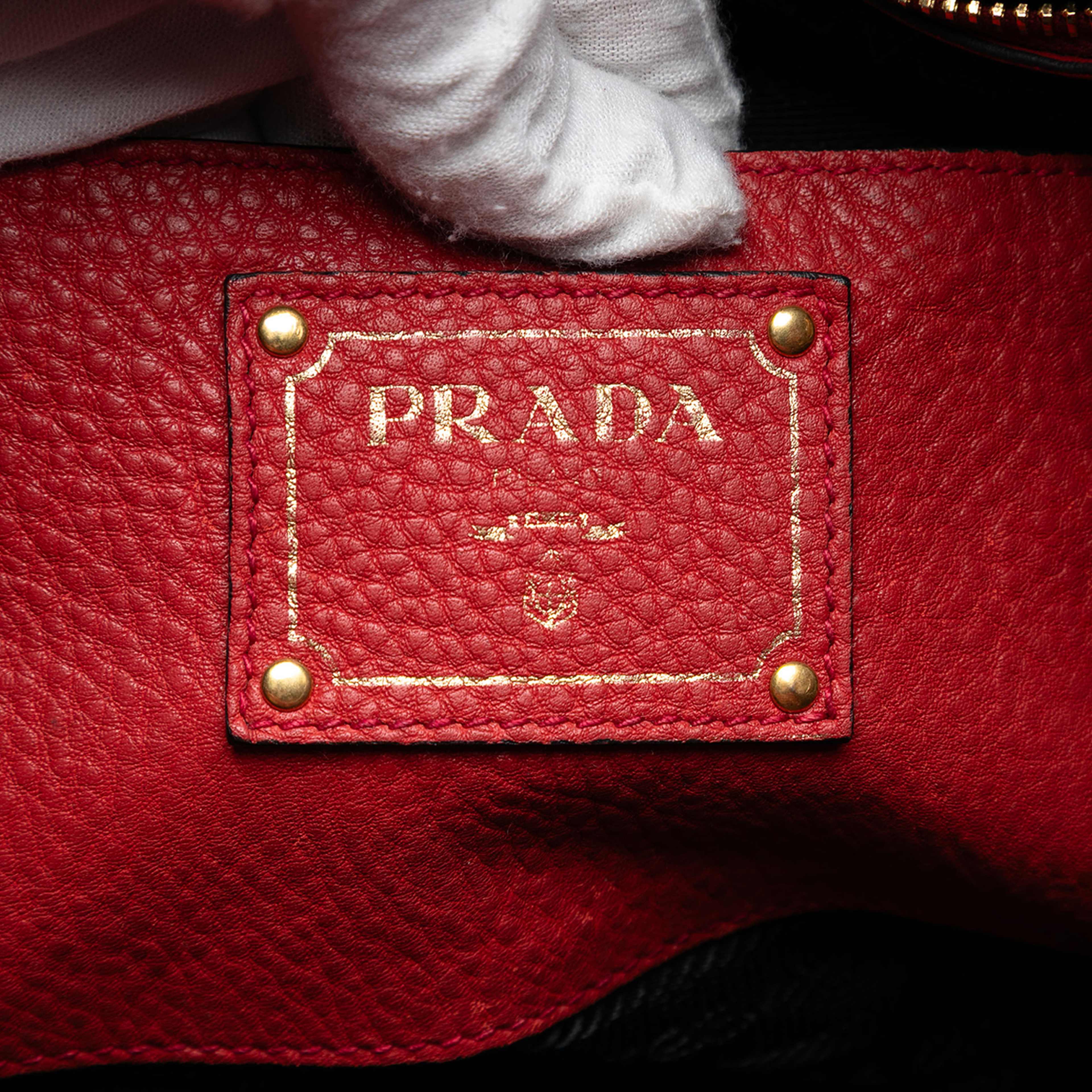 Prada Vitello Daino Open Convertible Tote, från Luxclusif, i färgen red. Klicka för att öppna bilden i stort format