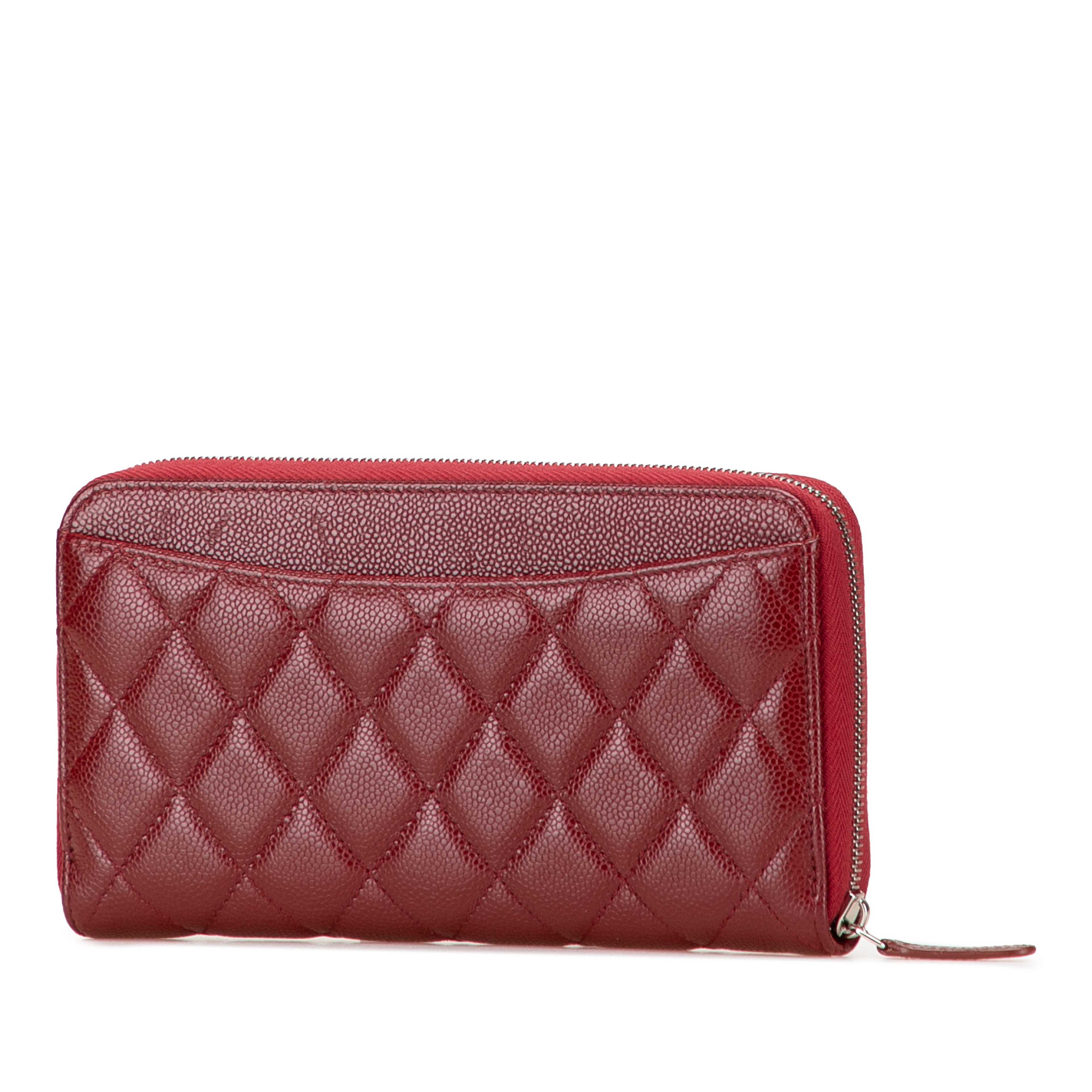Chanel Cc Quilted Caviar Zip Around Long Wallet, från Luxclusif, i färgen dark red. Klicka för att öppna bilden i stort format