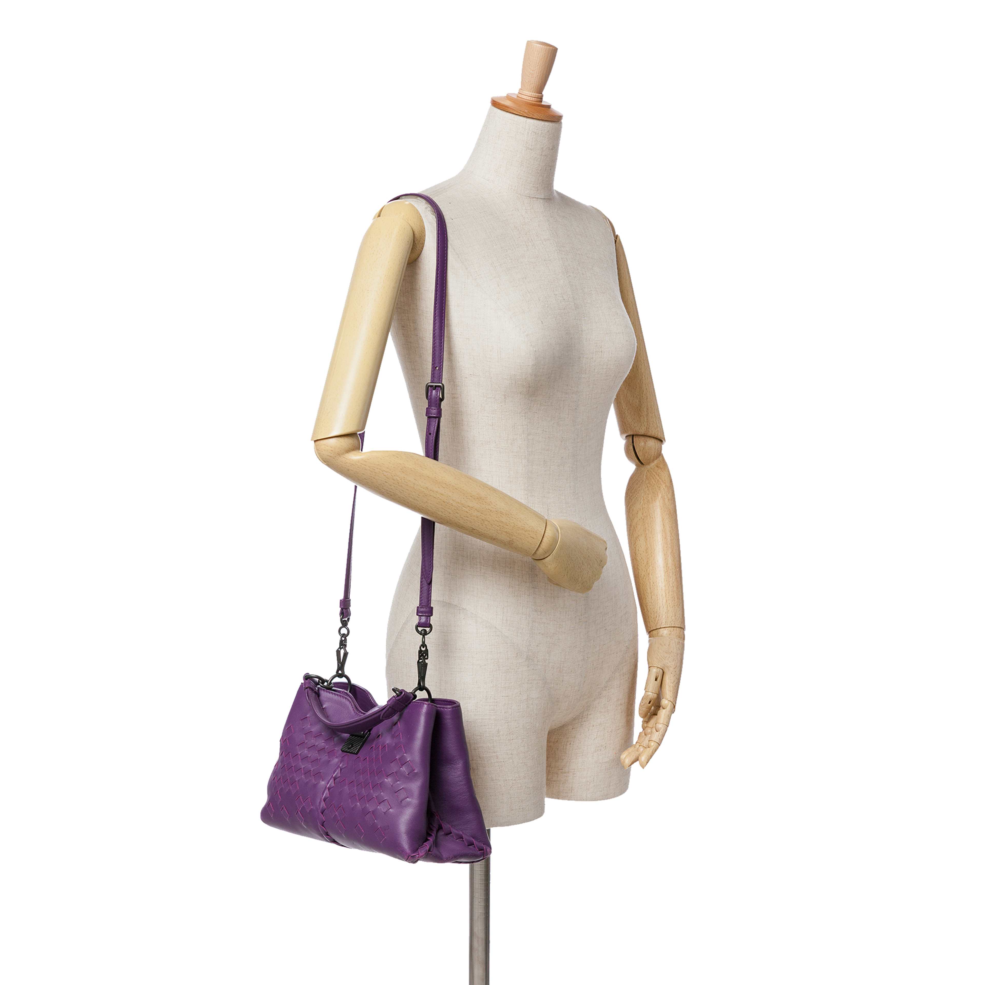 Bottega Veneta Nappa Intrecciato Napoli Satchel, från Luxclusif, i färgen purpur. Klicka för att öppna bilden i stort format