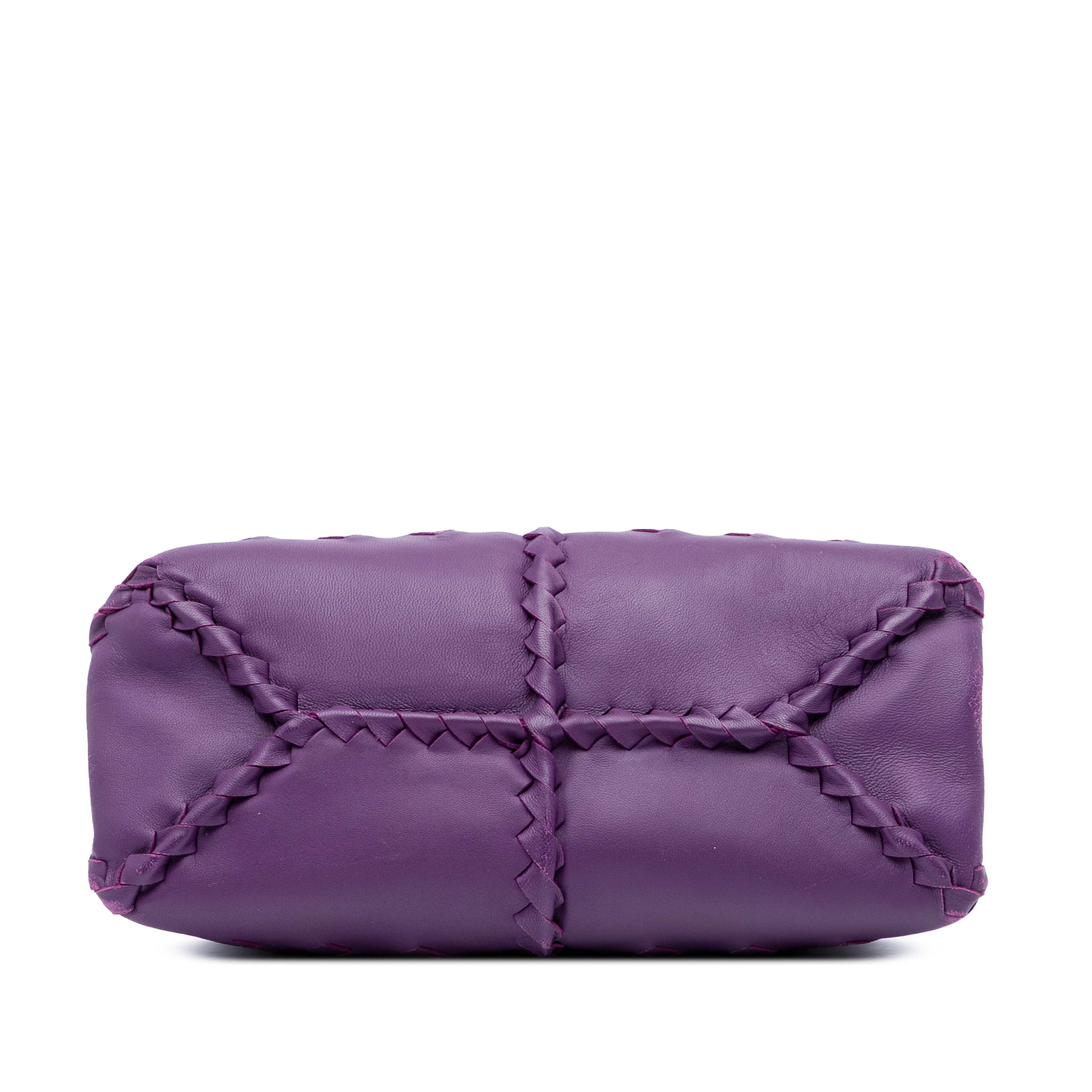 Bottega Veneta Nappa Intrecciato Napoli Satchel, från Luxclusif, i färgen dark purple. Klicka för att öppna bilden i stort format