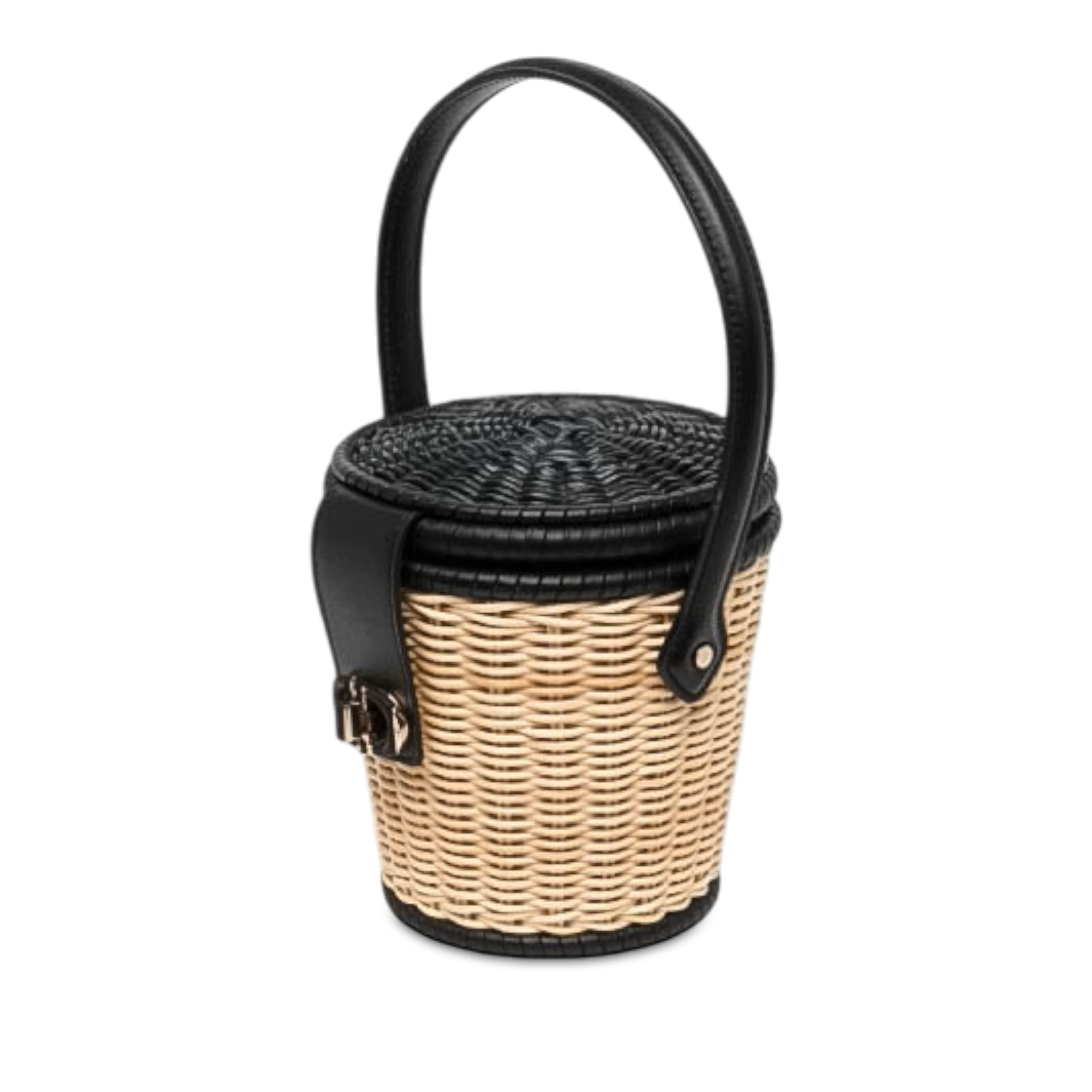 Dior Wicker Cd Bucket Bag, från Luxclusif, i färgen beige. Klicka för att öppna bilden i stort format