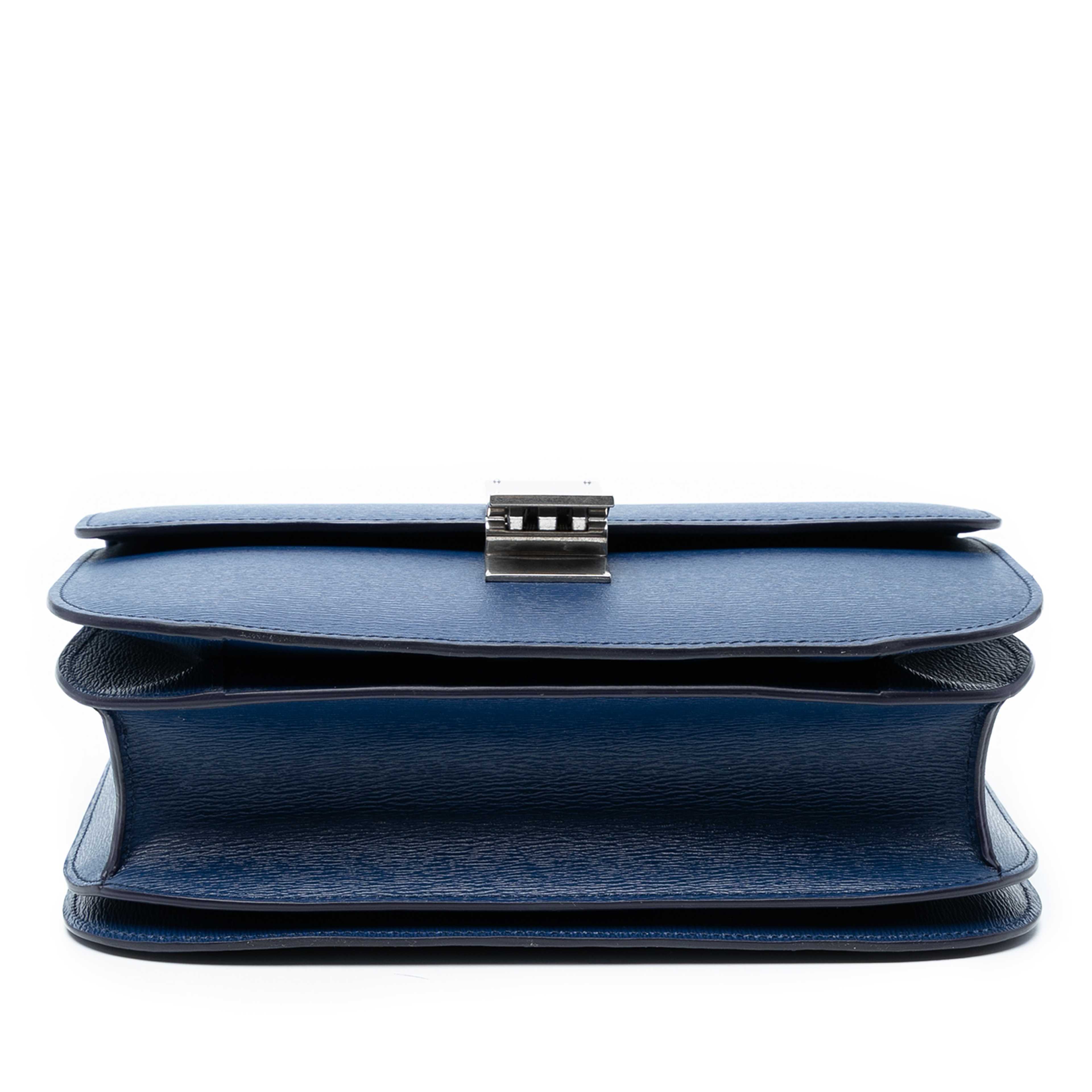 Celine Medium Calfskin Classic Box, från Luxclusif, i färgen blue. Klicka för att öppna bilden i stort format