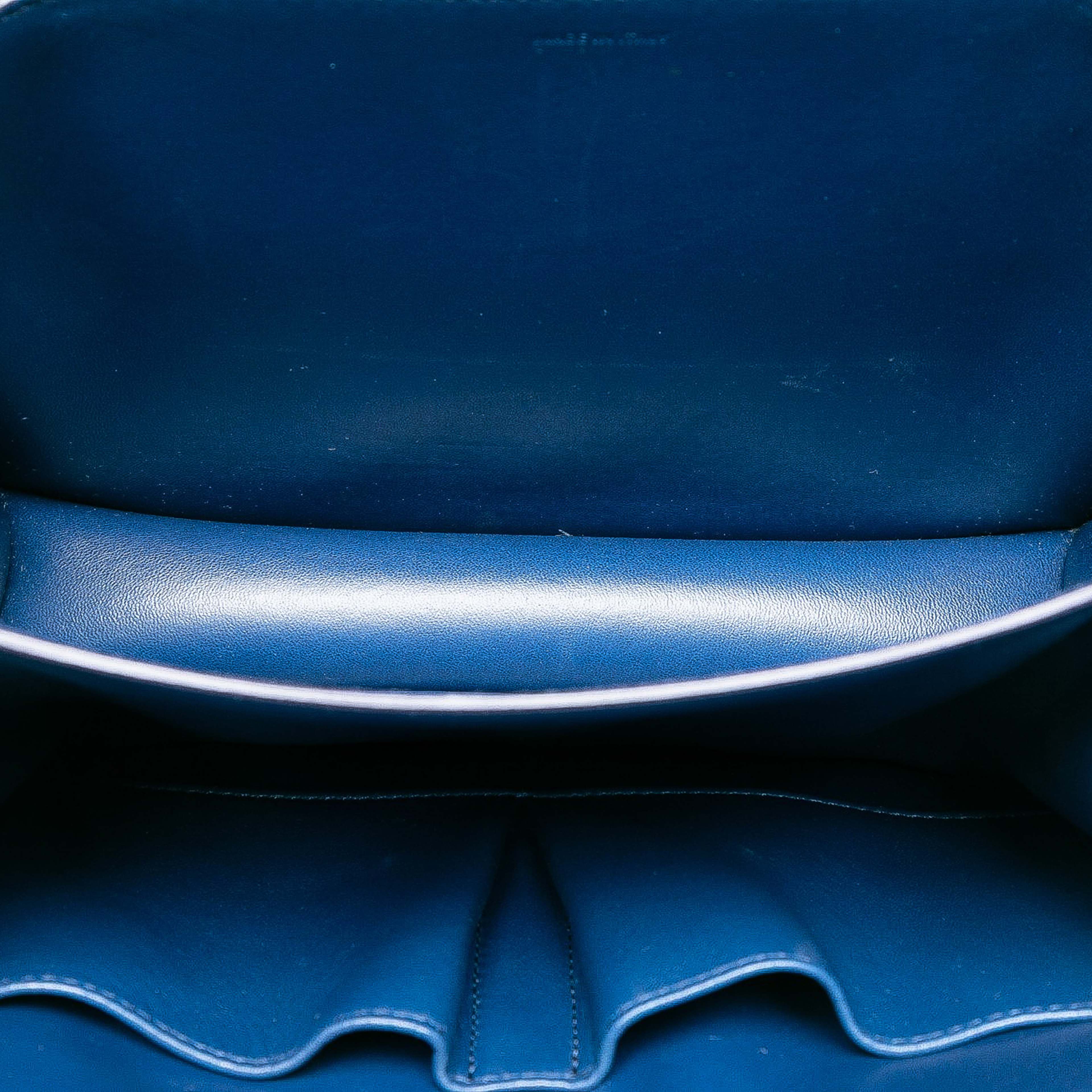 Celine Medium Calfskin Classic Box, från Luxclusif, i färgen blue. Klicka för att öppna bilden i stort format