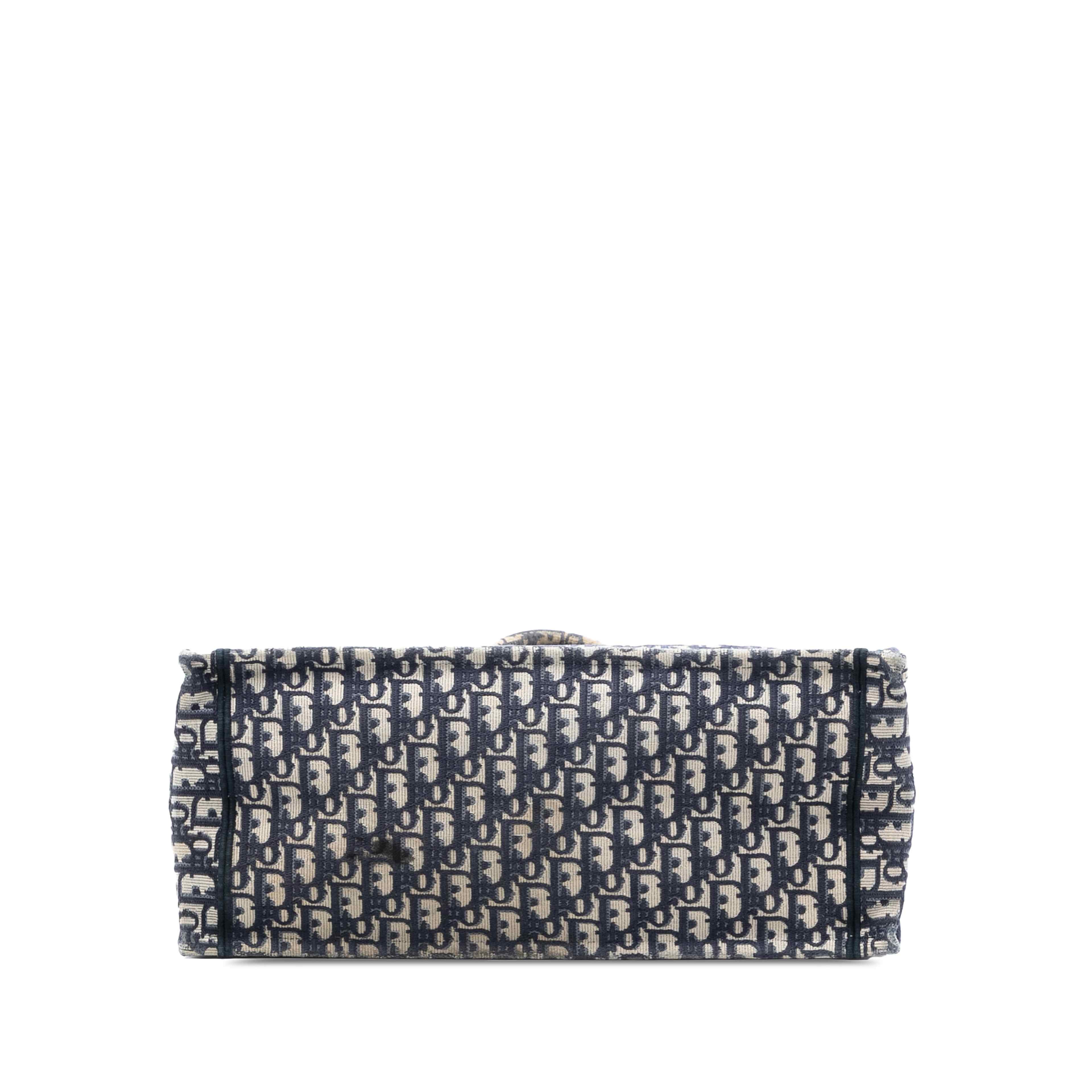 Dior Large Oblique Embroidered Canvas Book Tote, från Luxclusif, i färgen navy. Klicka för att öppna bilden i stort format