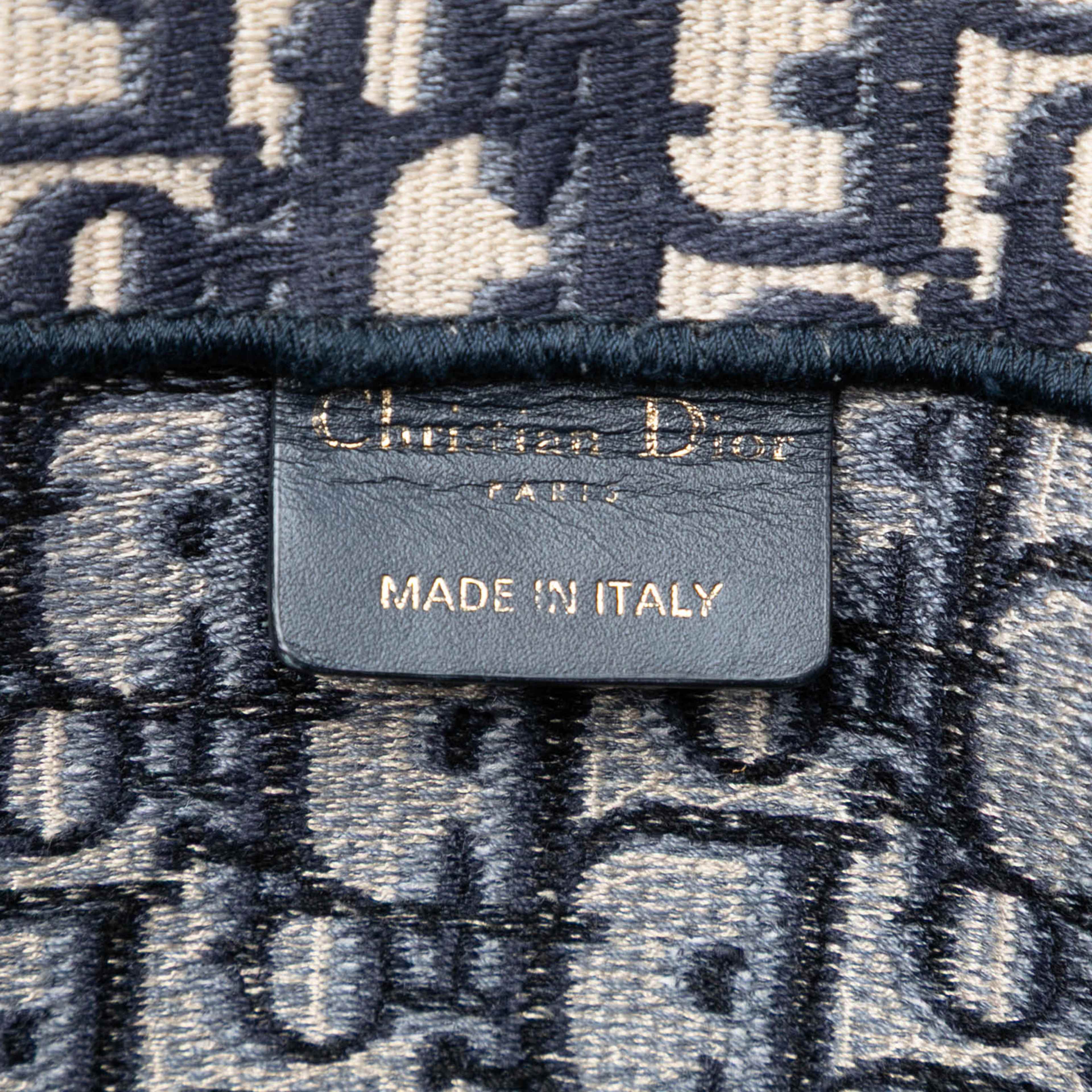Dior Large Oblique Embroidered Canvas Book Tote, från Luxclusif, i färgen navy. Klicka för att öppna bilden i stort format