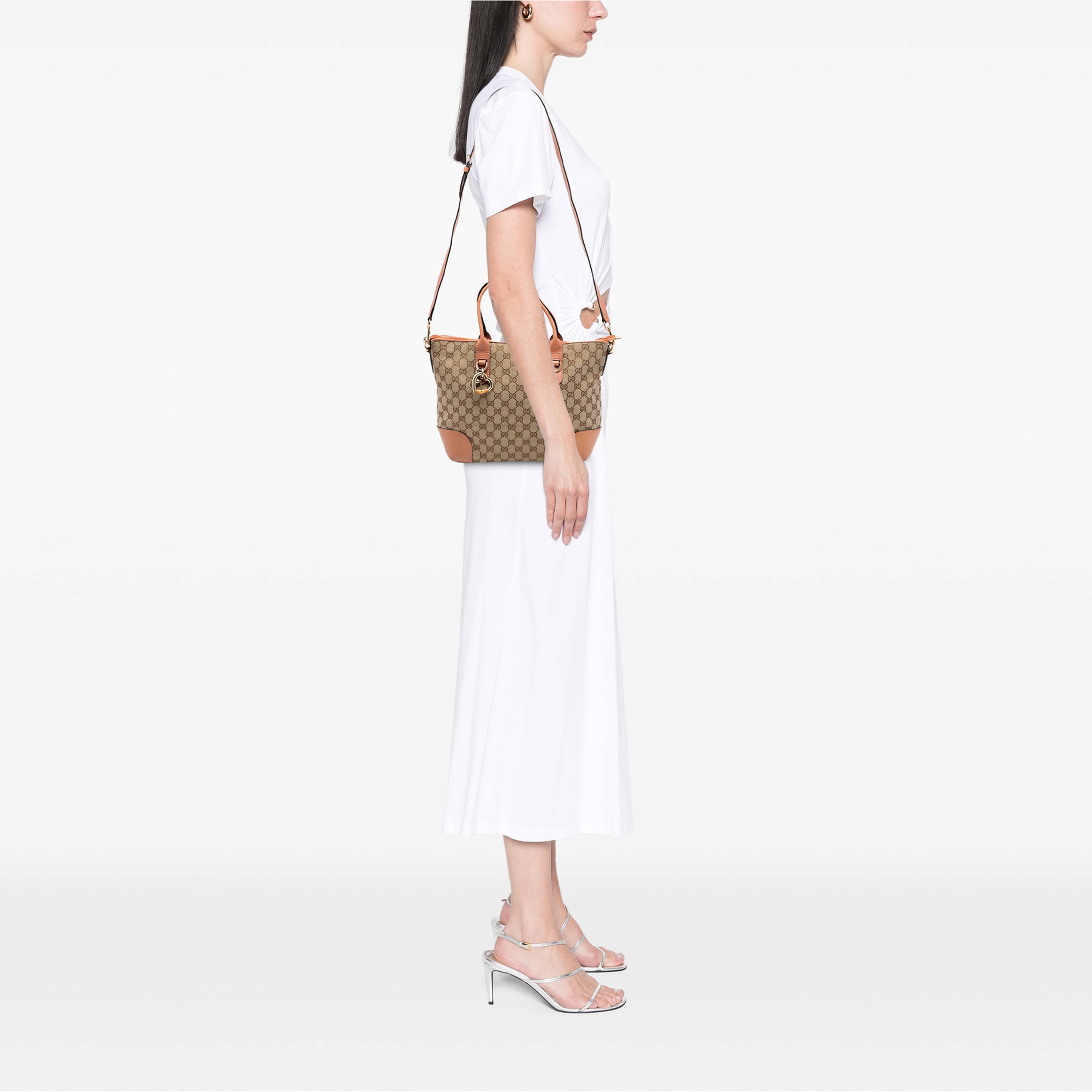 Gucci Gg Canvas Heart Bit Satchel, från Luxclusif, i färgen beige. Klicka för att öppna bilden i stort format