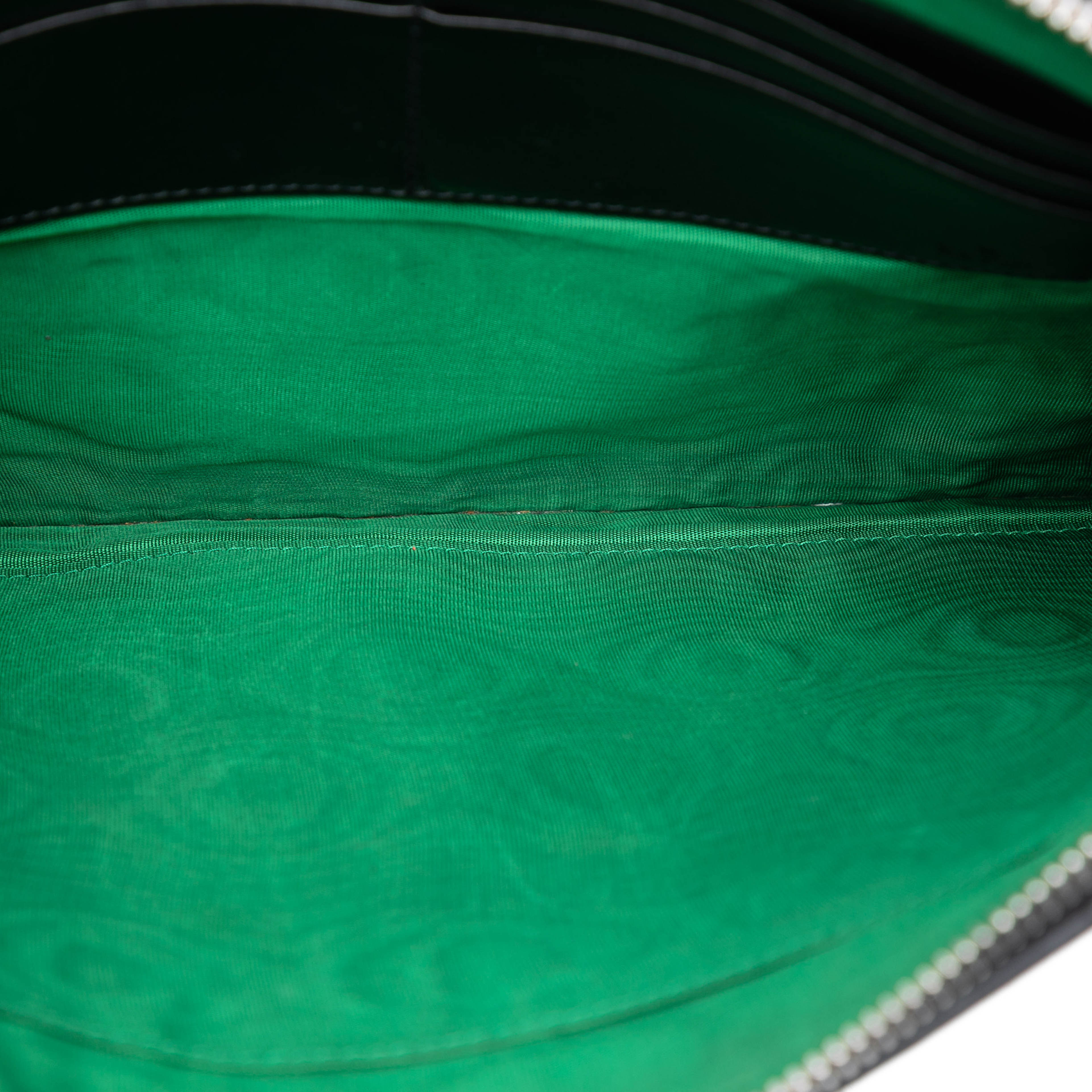 Gucci Quilted Leather G Rhombus Zip Clutch, från Luxclusif, i färgen black. Klicka för att öppna bilden i stort format