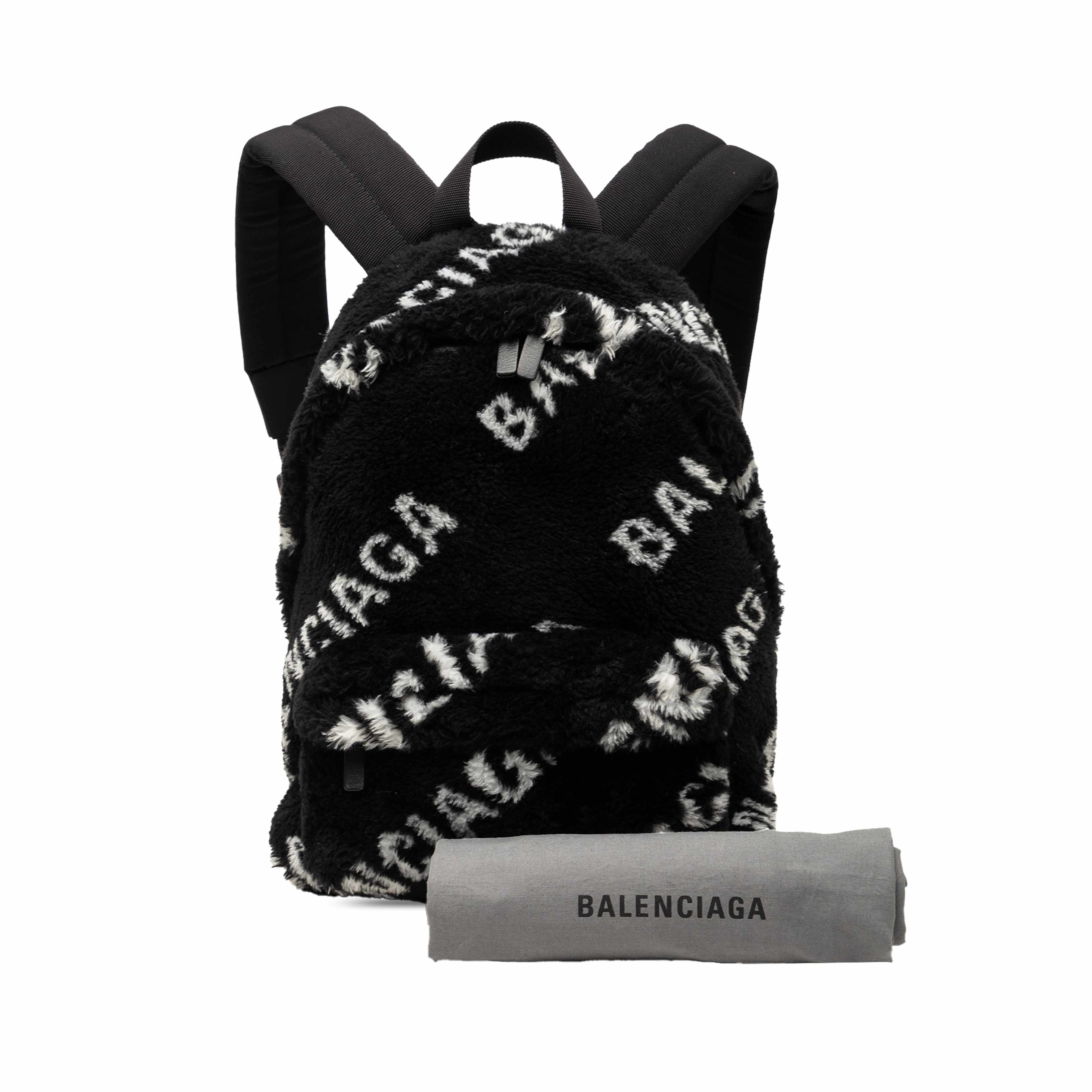 Balenciaga Small Faux Fur Diagonal Logo Everyday Backpack, från Luxclusif, i färgen svart. Klicka för att öppna bilden i stort format