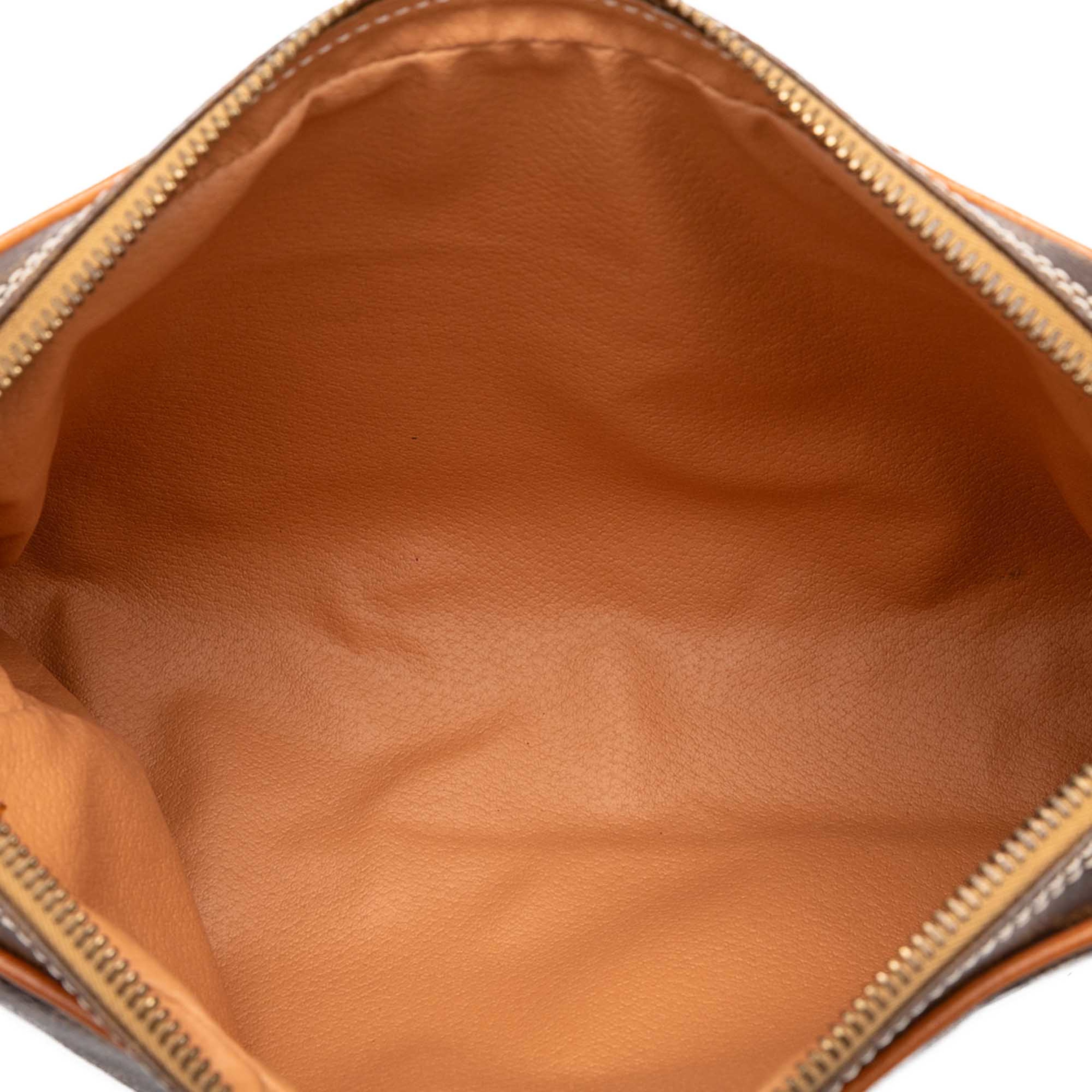 Celine Macadam Coated Canvas Clutch, från Luxclusif, i färgen brun. Klicka för att öppna bilden i stort format