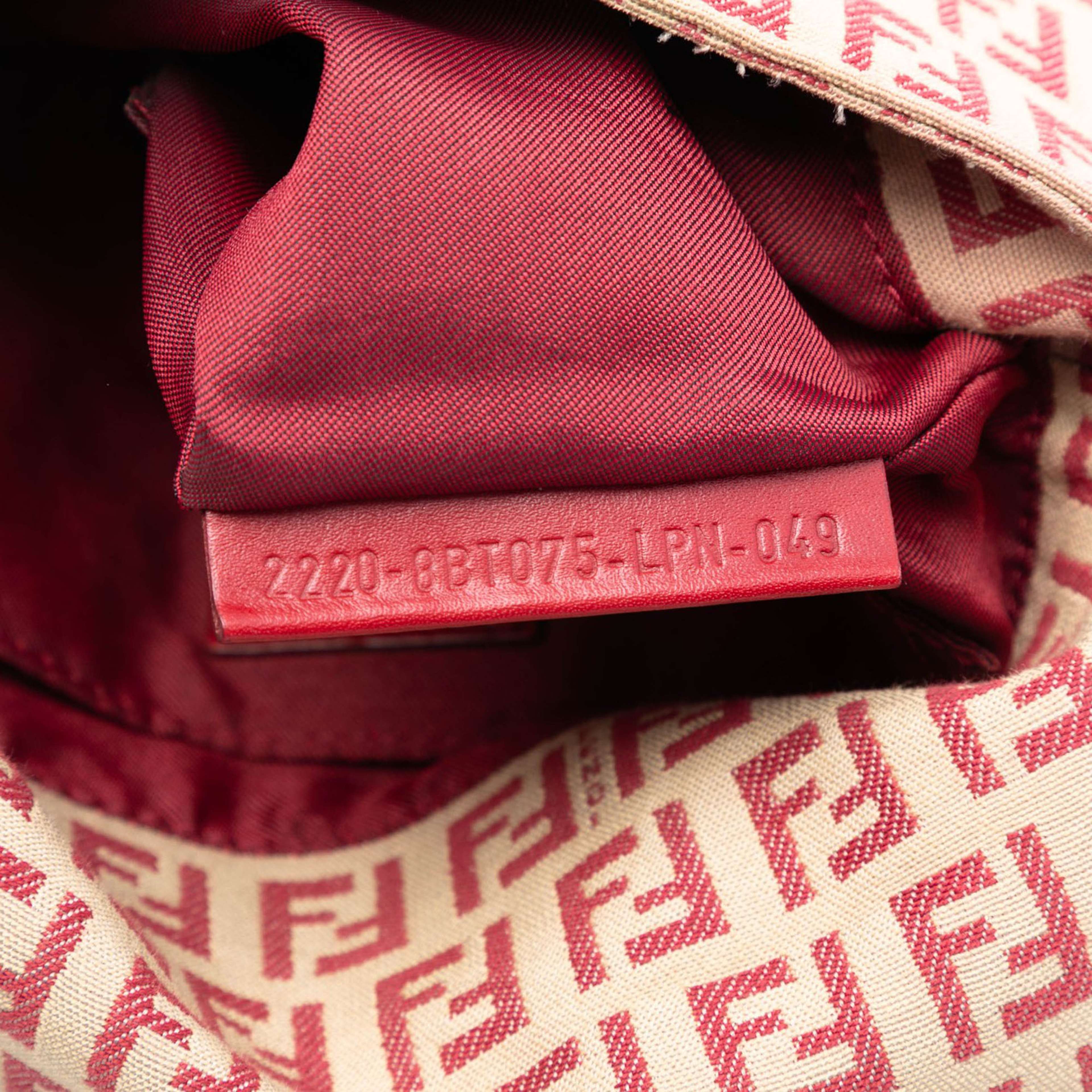 Fendi Zucchino Canvas Flap Crossbody, från Luxclusif, i färgen beige. Klicka för att öppna bilden i stort format