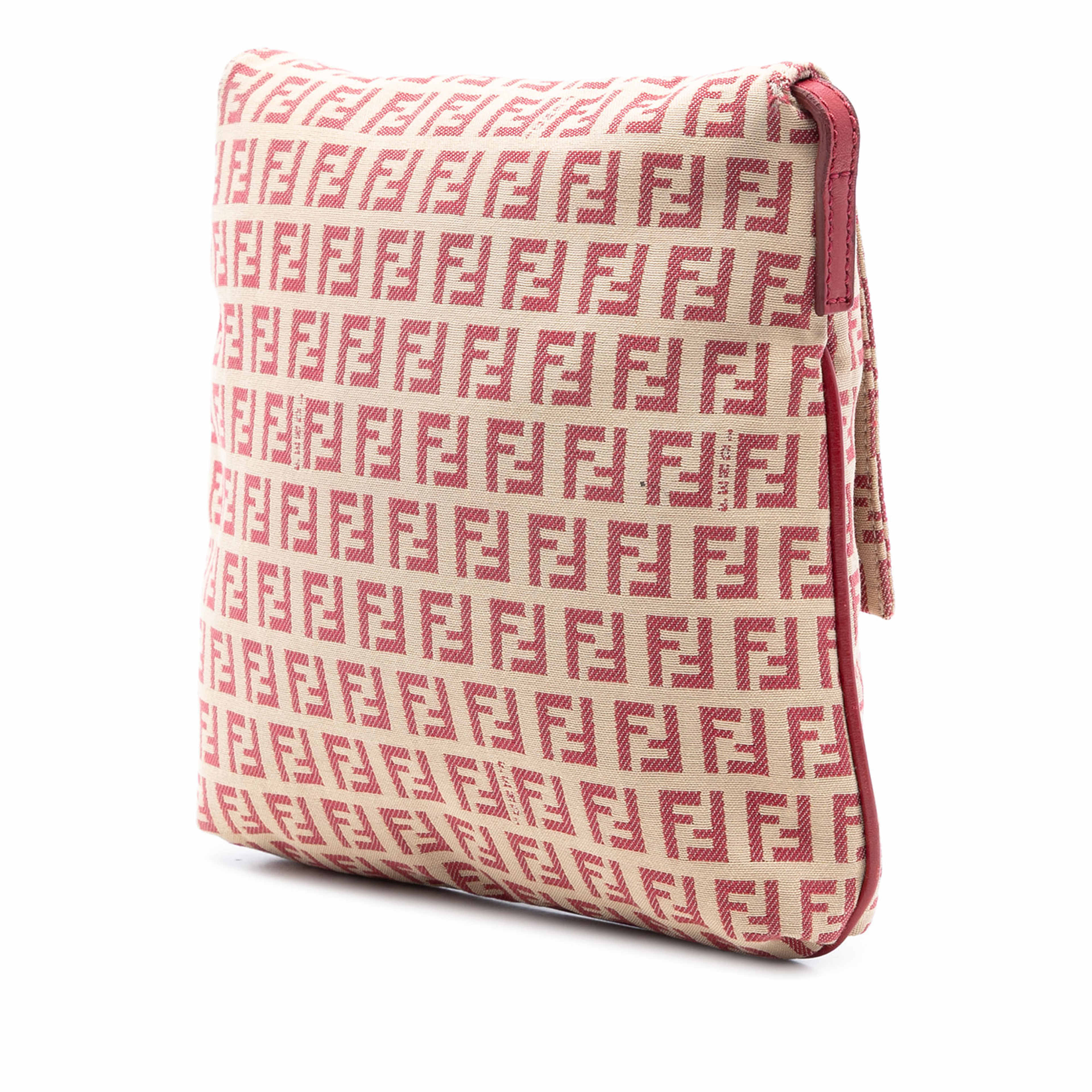 Fendi Zucchino Canvas Flap Crossbody, från Luxclusif, i färgen beige. Klicka för att öppna bilden i stort format