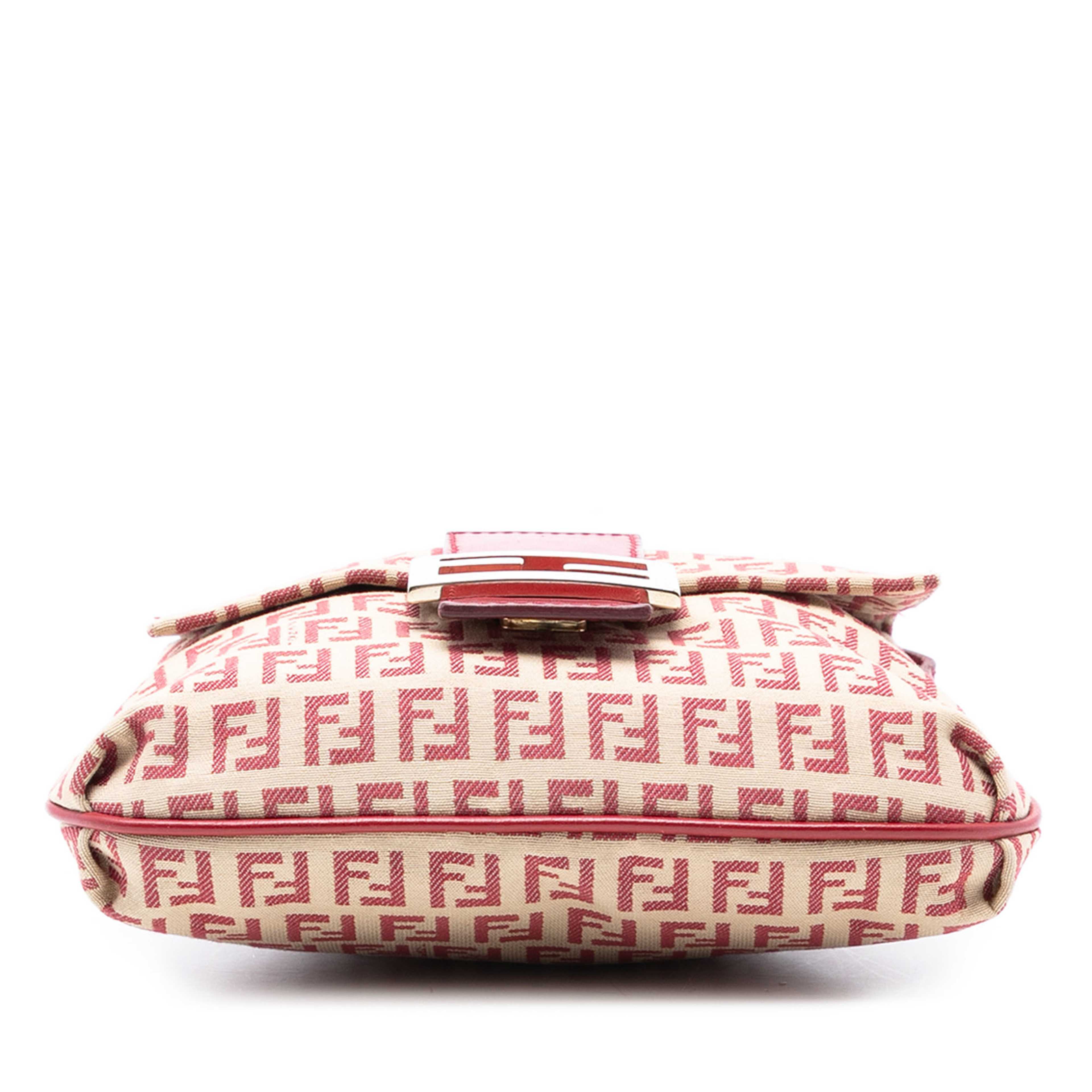 Fendi Zucchino Canvas Flap Crossbody, från Luxclusif, i färgen beige. Klicka för att öppna bilden i stort format