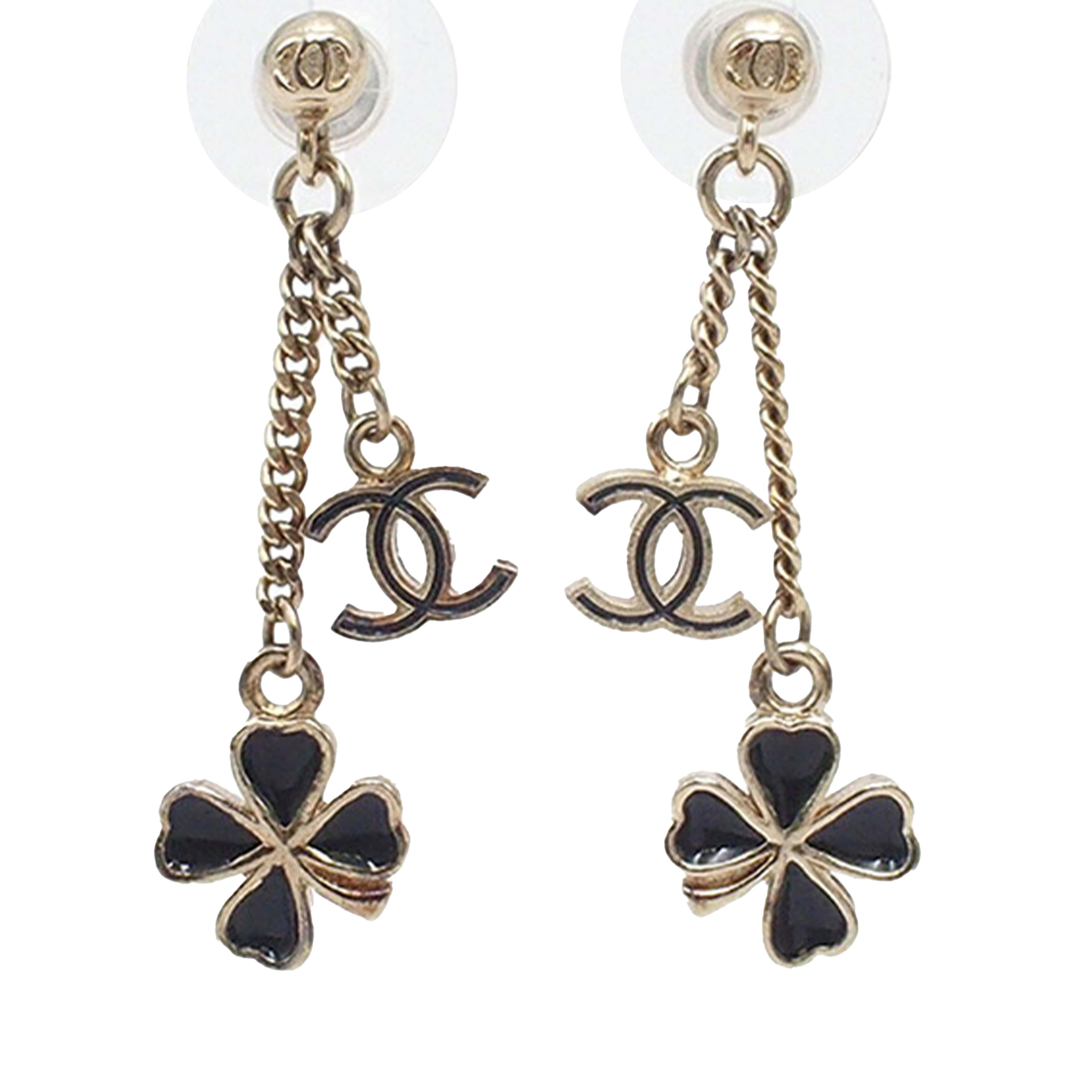 Chanel Cc Gold Plated Resin Clover Swing Push Back Earrings, från Luxclusif, i färgen light gold. Klicka för att öppna bilden i stort format