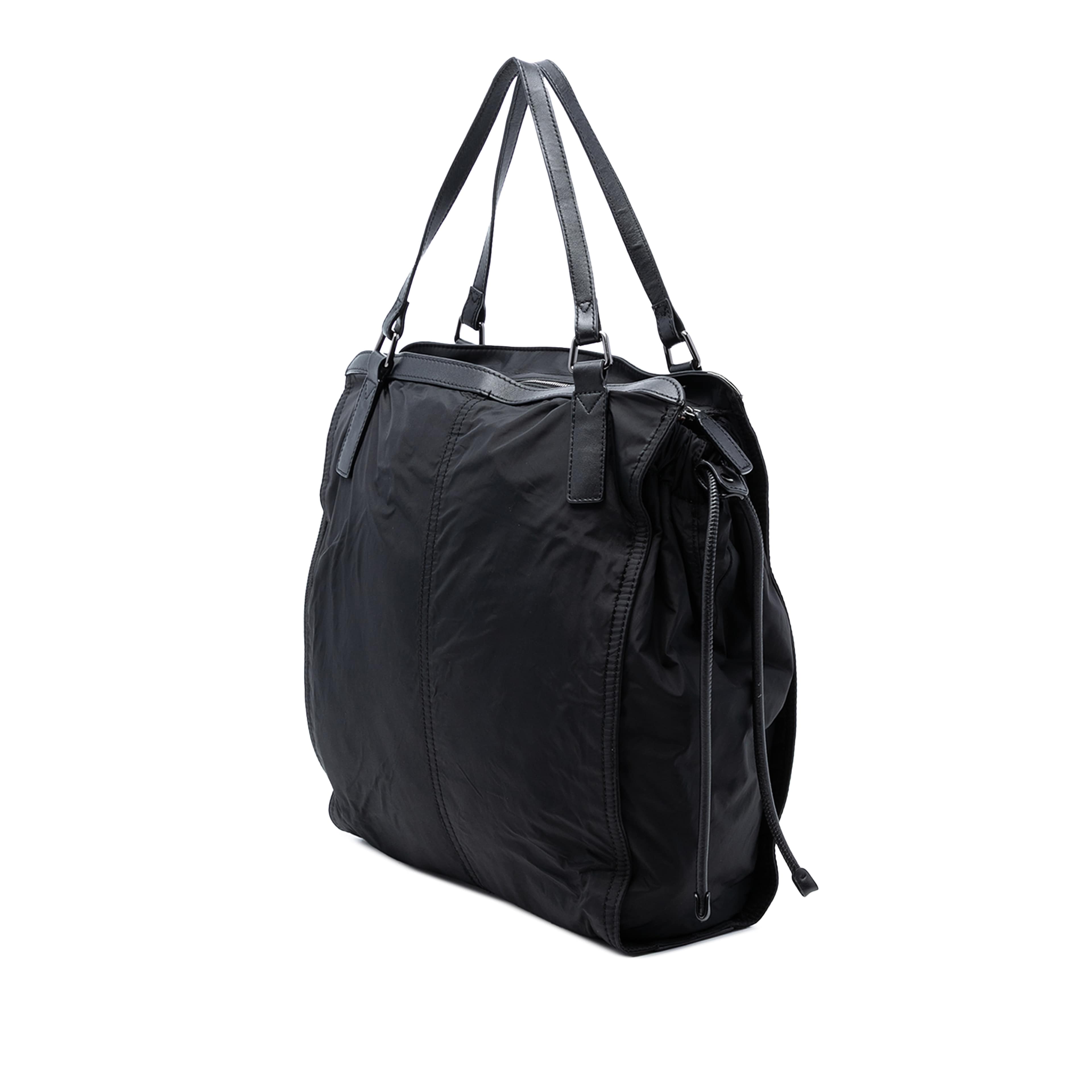 Burberry Nylon Packable Buckleigh Tote, från Luxclusif, i färgen svart. Klicka för att öppna bilden i stort format