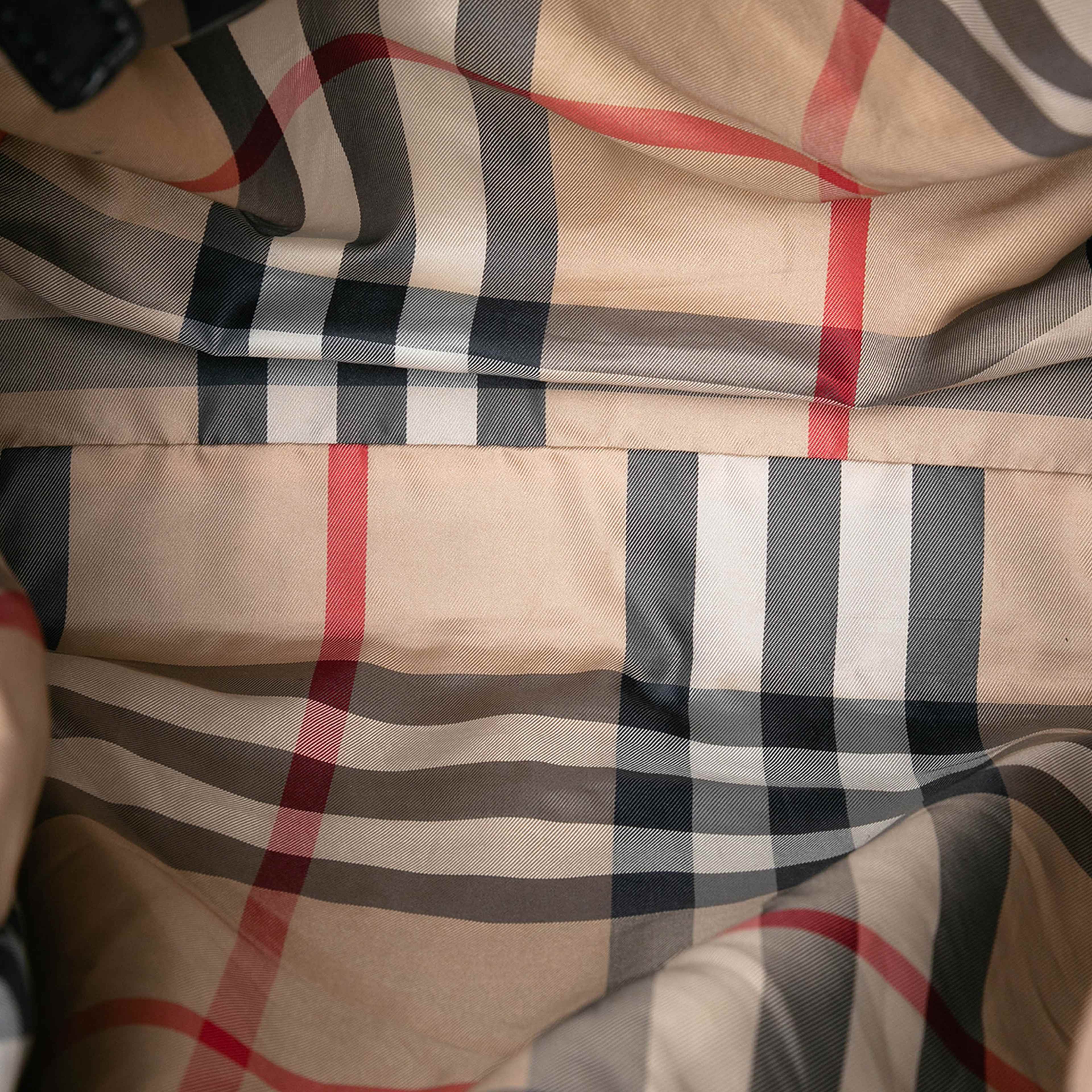 Burberry Nylon Packable Buckleigh Tote, från Luxclusif, i färgen black. Klicka för att öppna bilden i stort format