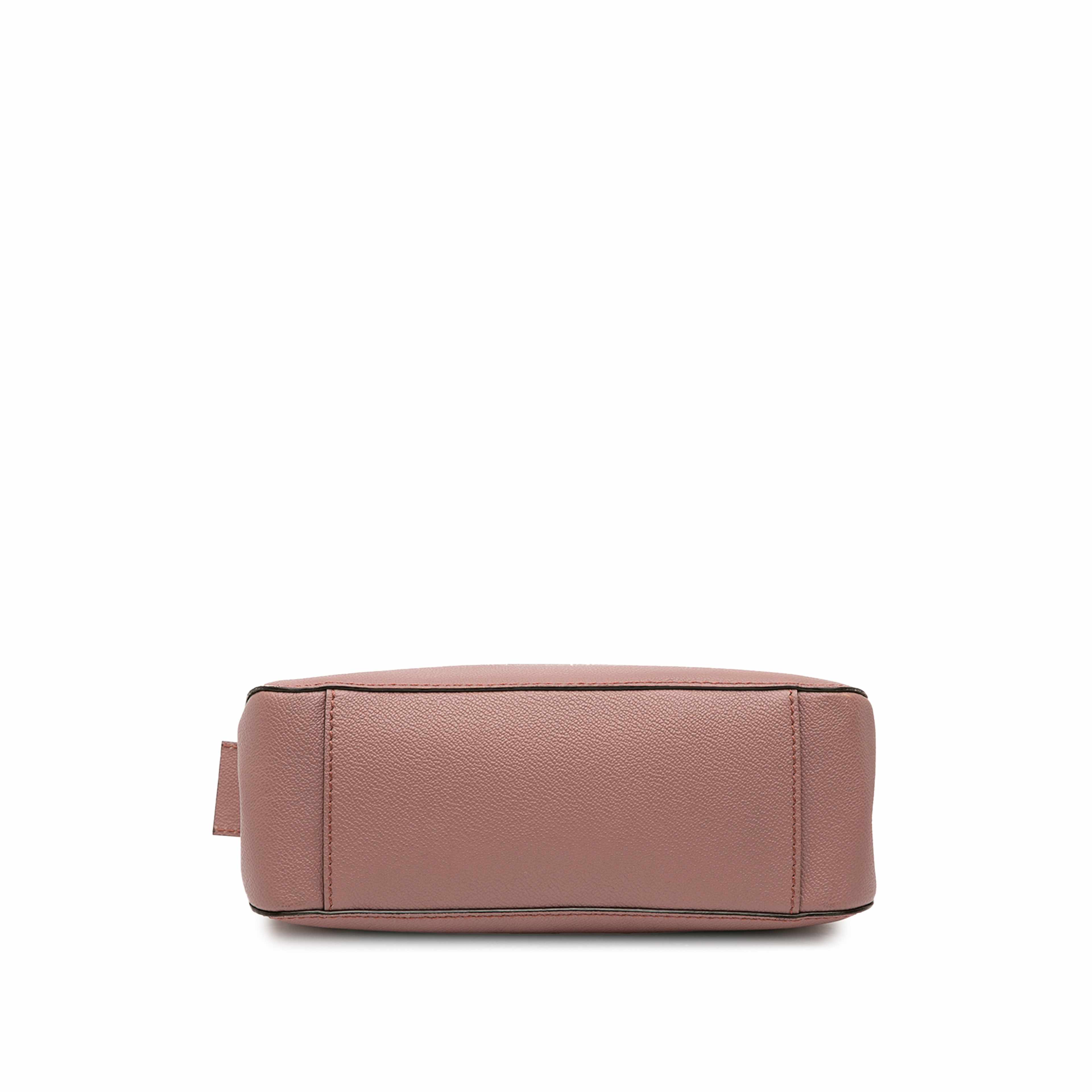 Burberry Small Grained Calfskin Helmsley Crossbody, från Luxclusif, i färgen rosa. Klicka för att öppna bilden i stort format