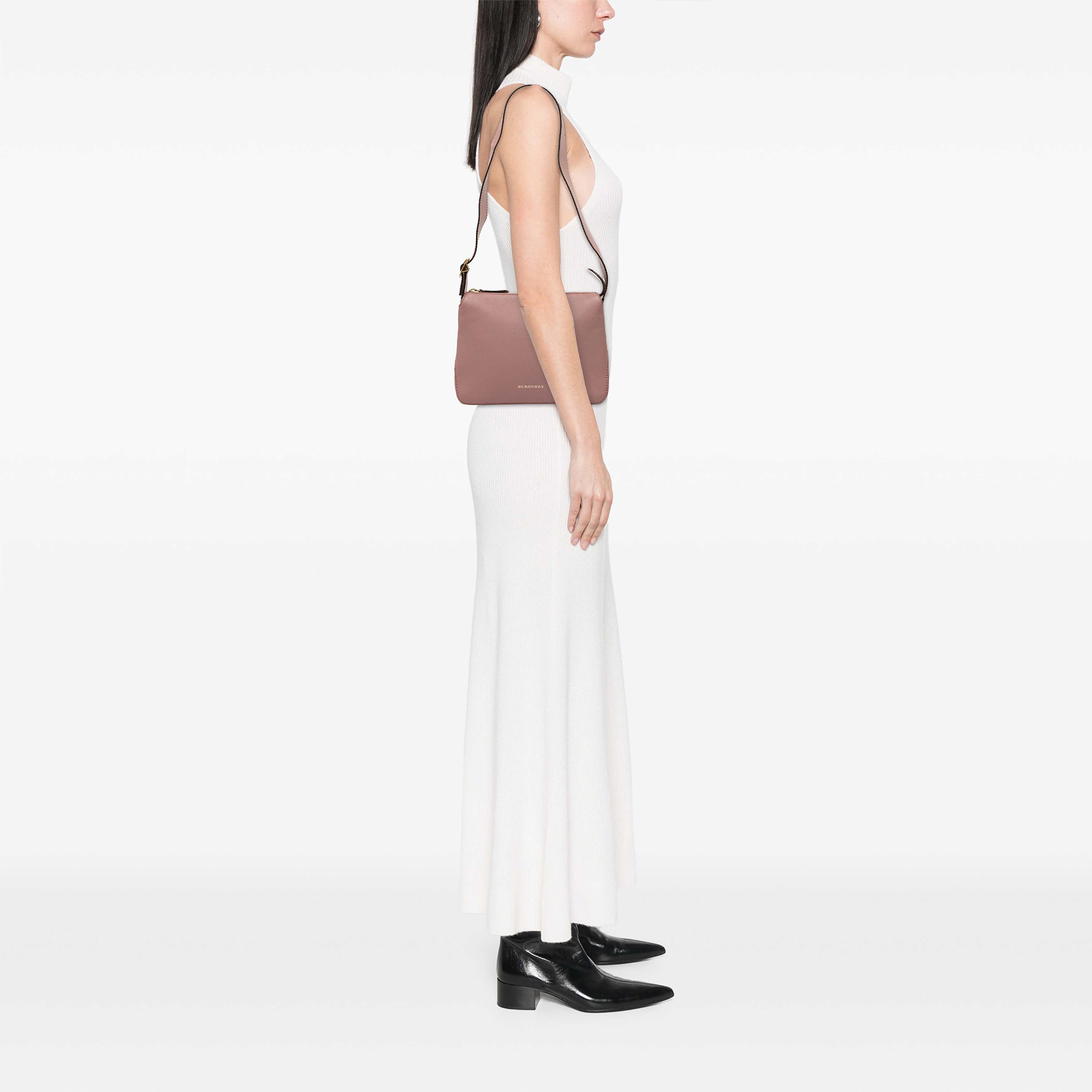 Burberry Small Grained Calfskin Helmsley Crossbody, från Luxclusif, i färgen rosa. Klicka för att öppna bilden i stort format