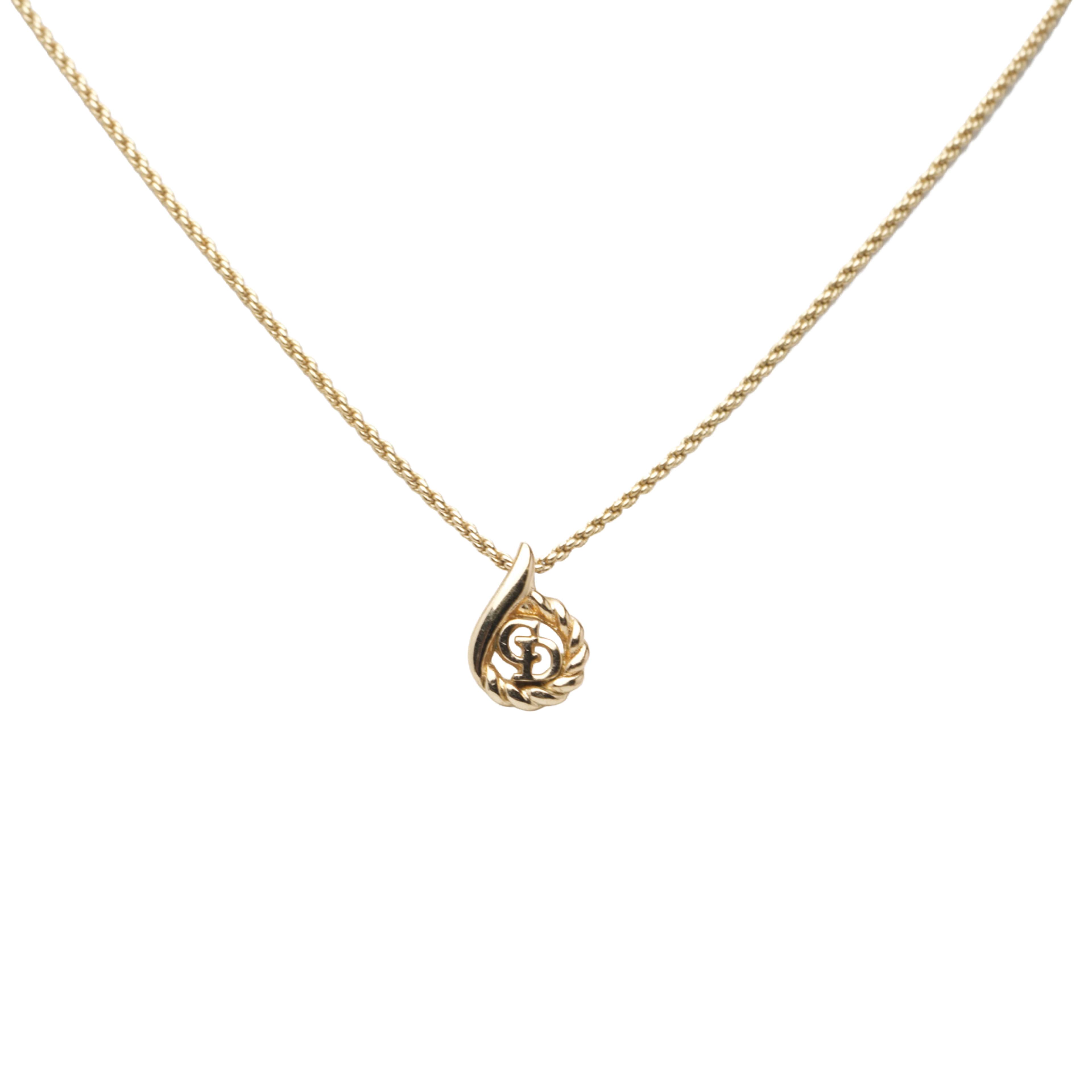 Dior Gold Plated Cd Logo Water Drop Shape Pendant Necklace, från Luxclusif, i färgen guld. Klicka för att öppna bilden i stort format