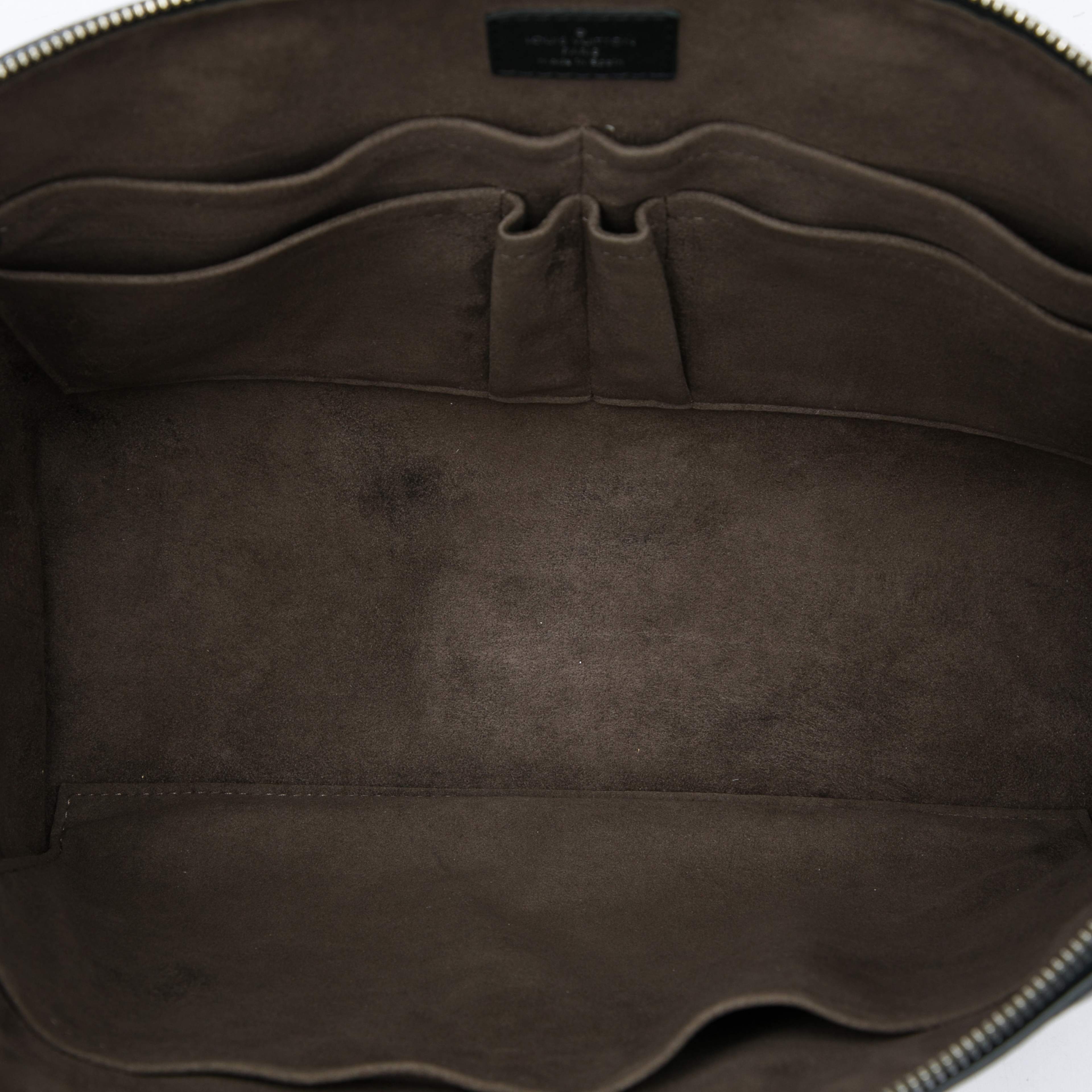 Louis Vuitton Epi Porte Documents Jour, från Luxclusif, i färgen svart. Klicka för att öppna bilden i stort format