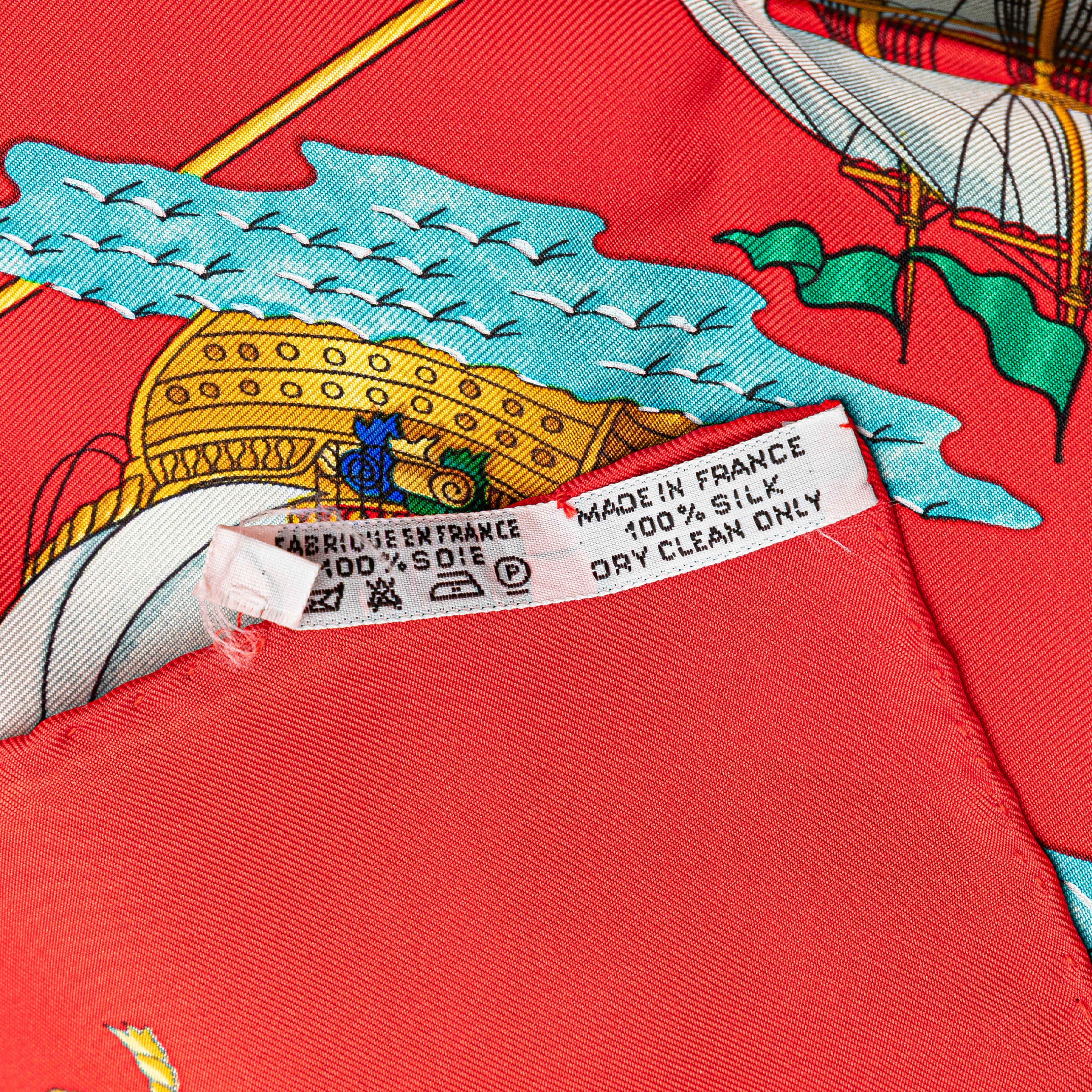 Hermès Voiles De Lumiere Silk Scarf, från Luxclusif, i färgen red.