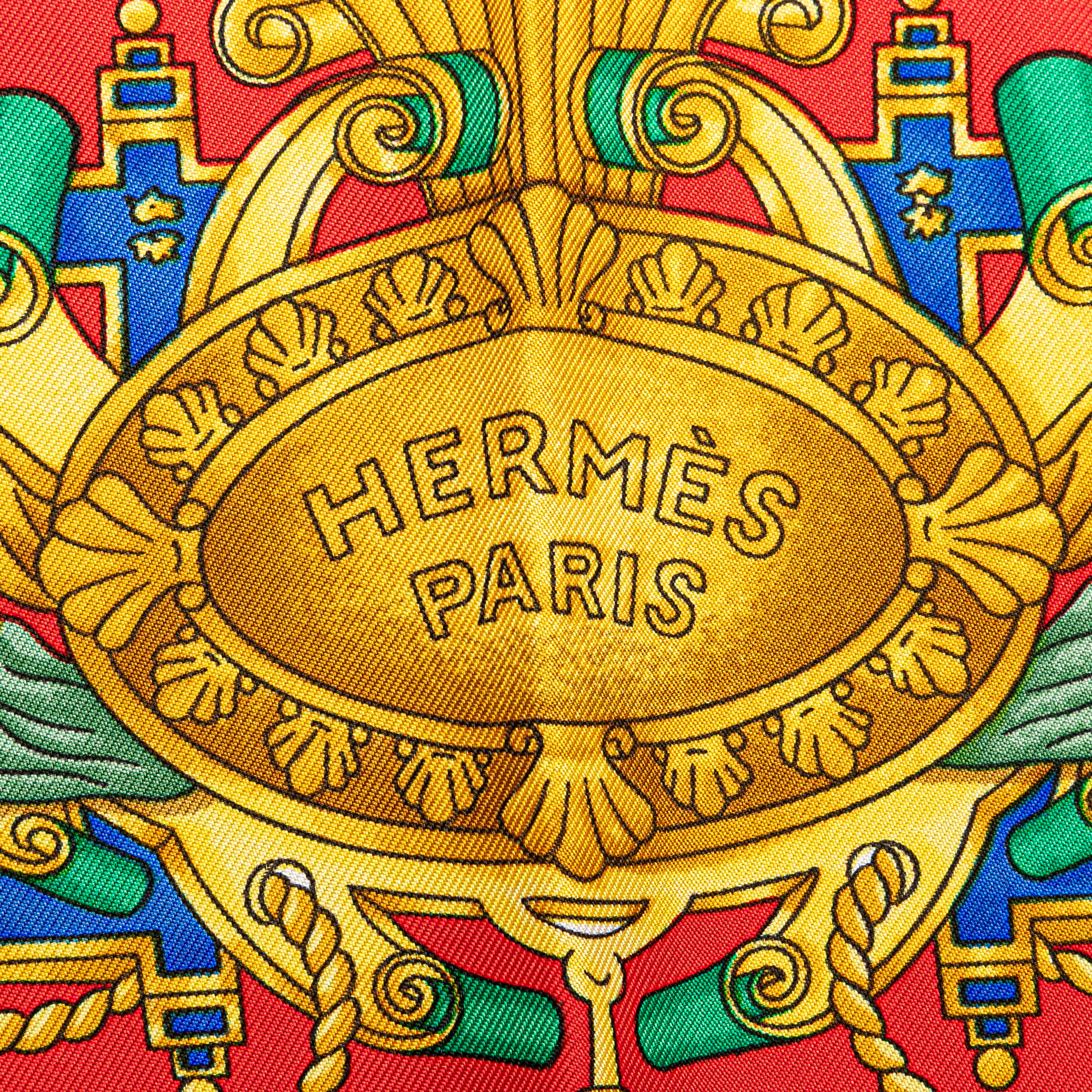 Hermès Voiles De Lumiere Silk Scarf, från Luxclusif, i färgen red.